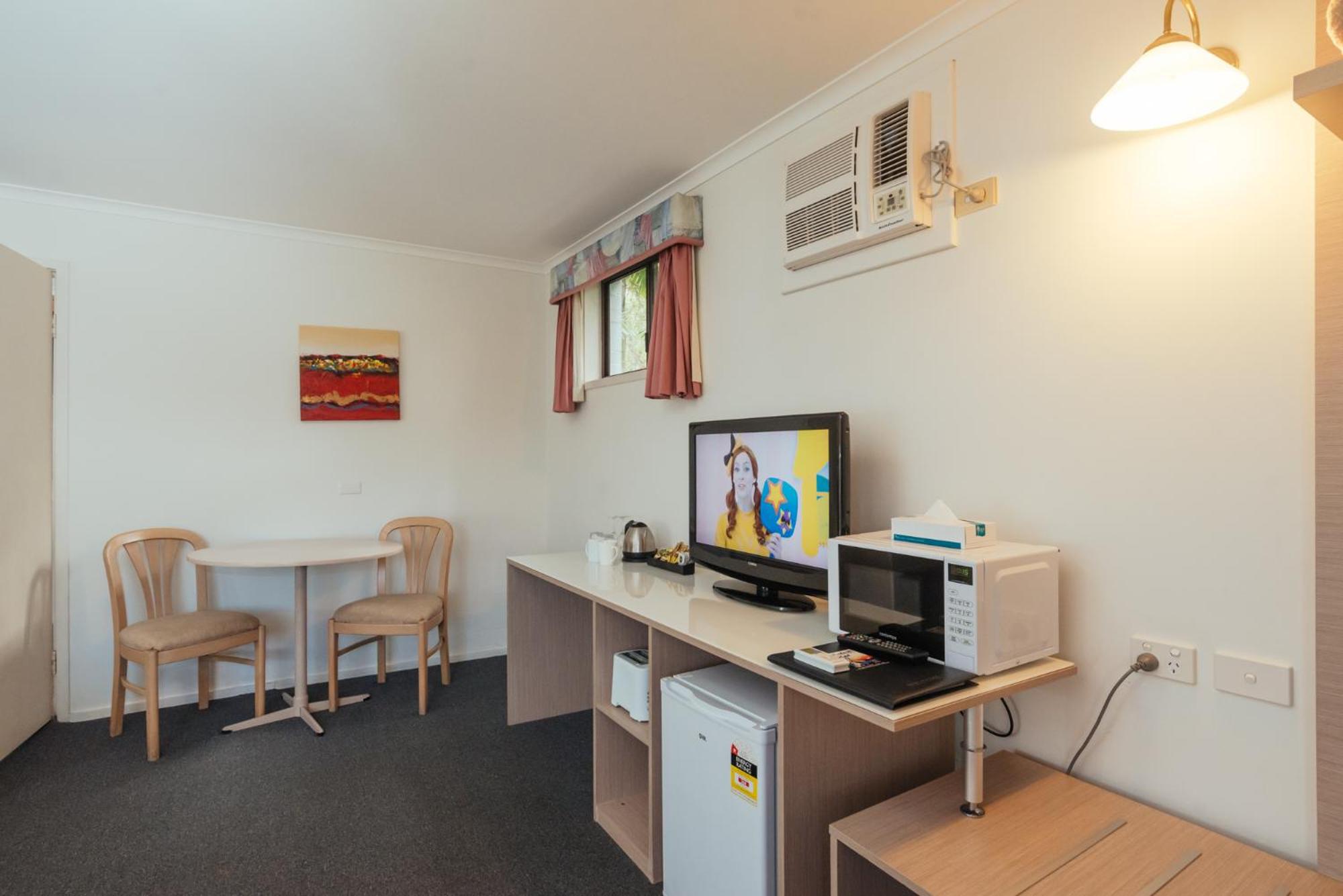 Pet Friendly Executive Queen Room - Photo 7
