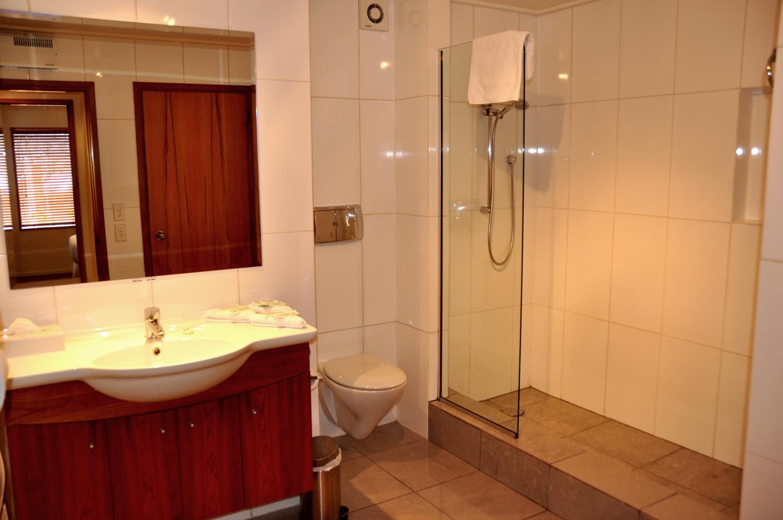 Executive One-Bedroom Apartment - Photo 6