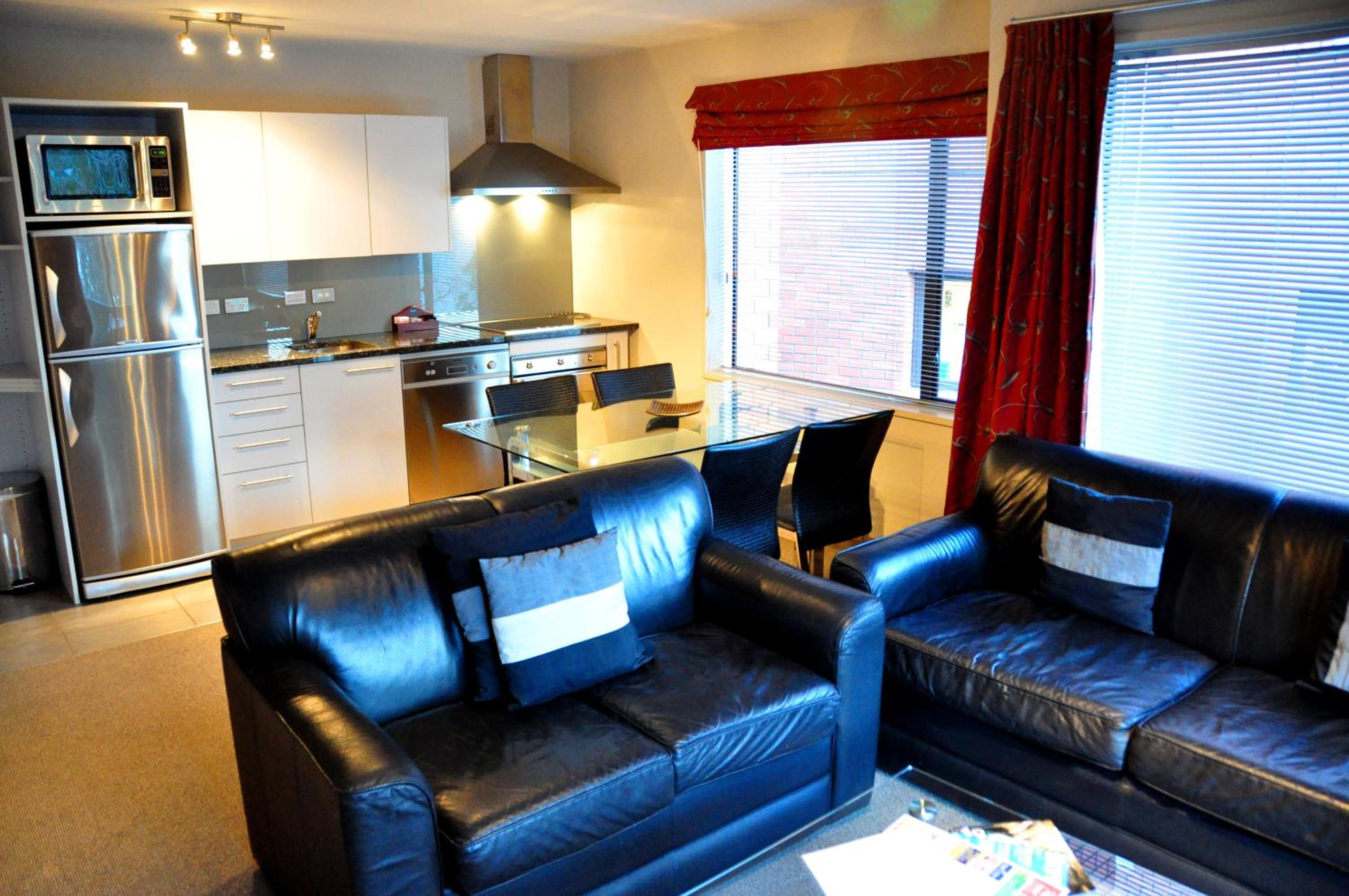 Executive Two-Bedroom Two-Bathroom Apartment - Photo 3