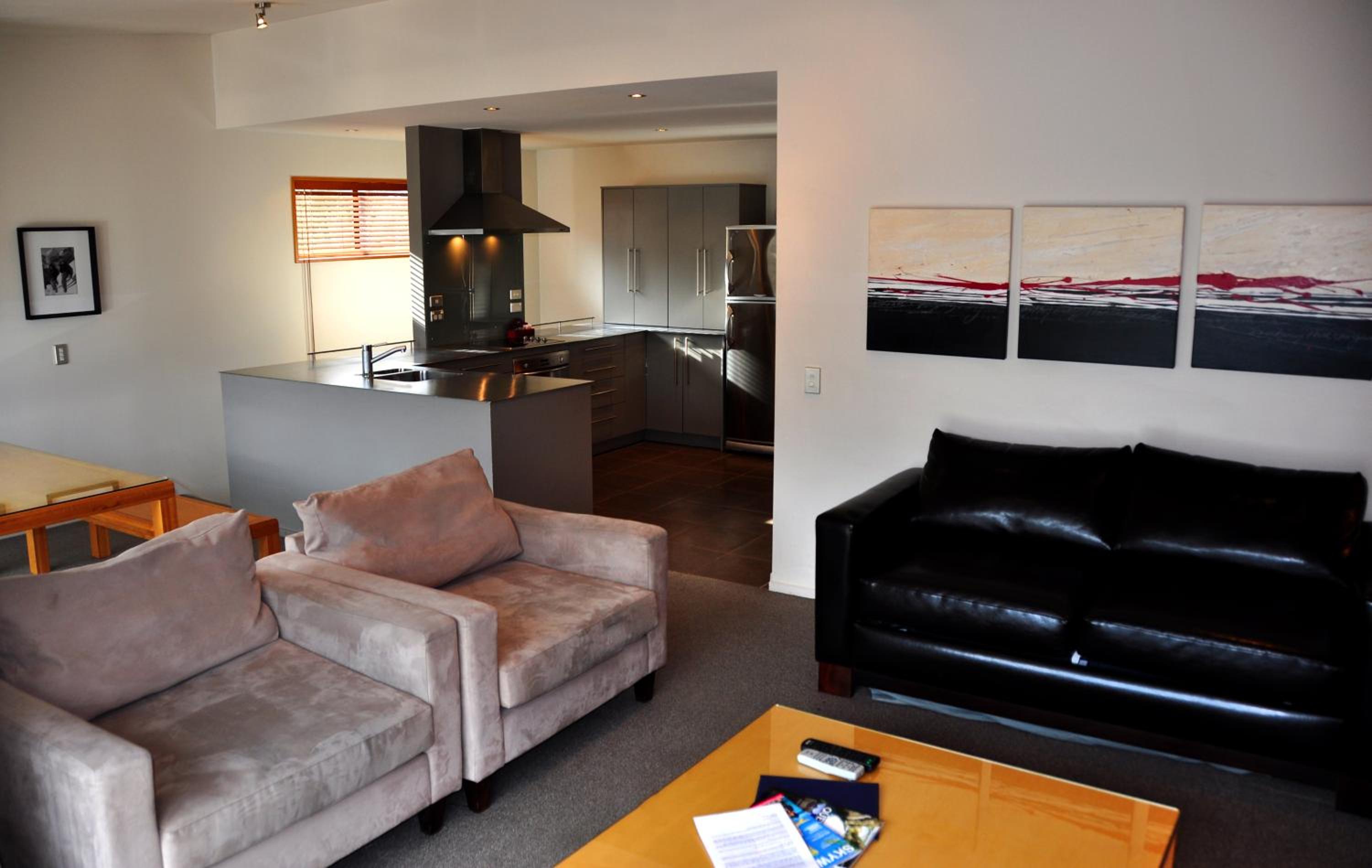 Executive Two-Bedroom Two-Bathroom Apartment - Photo 5