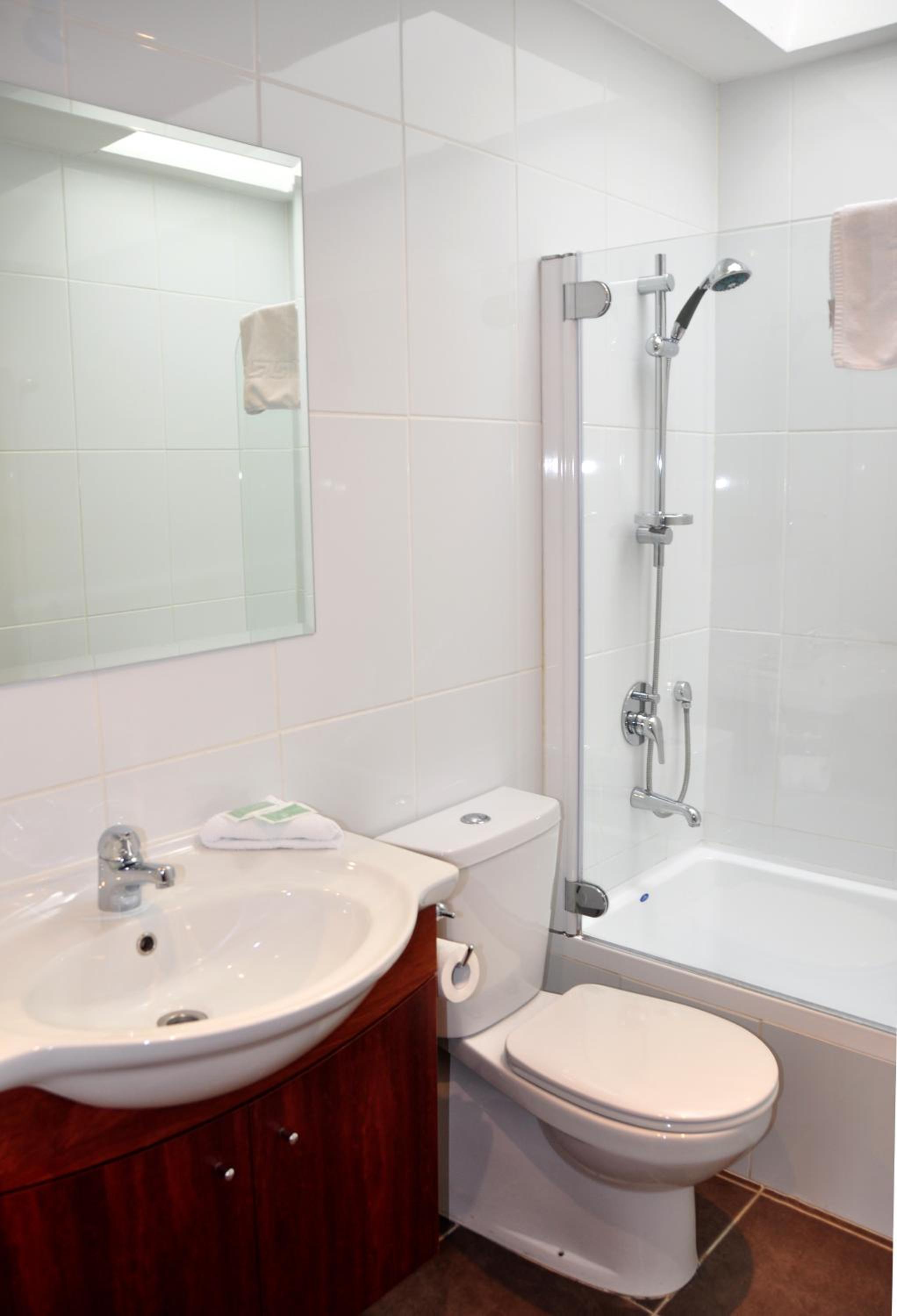 Executive Two-Bedroom Two-Bathroom Apartment - Photo 14