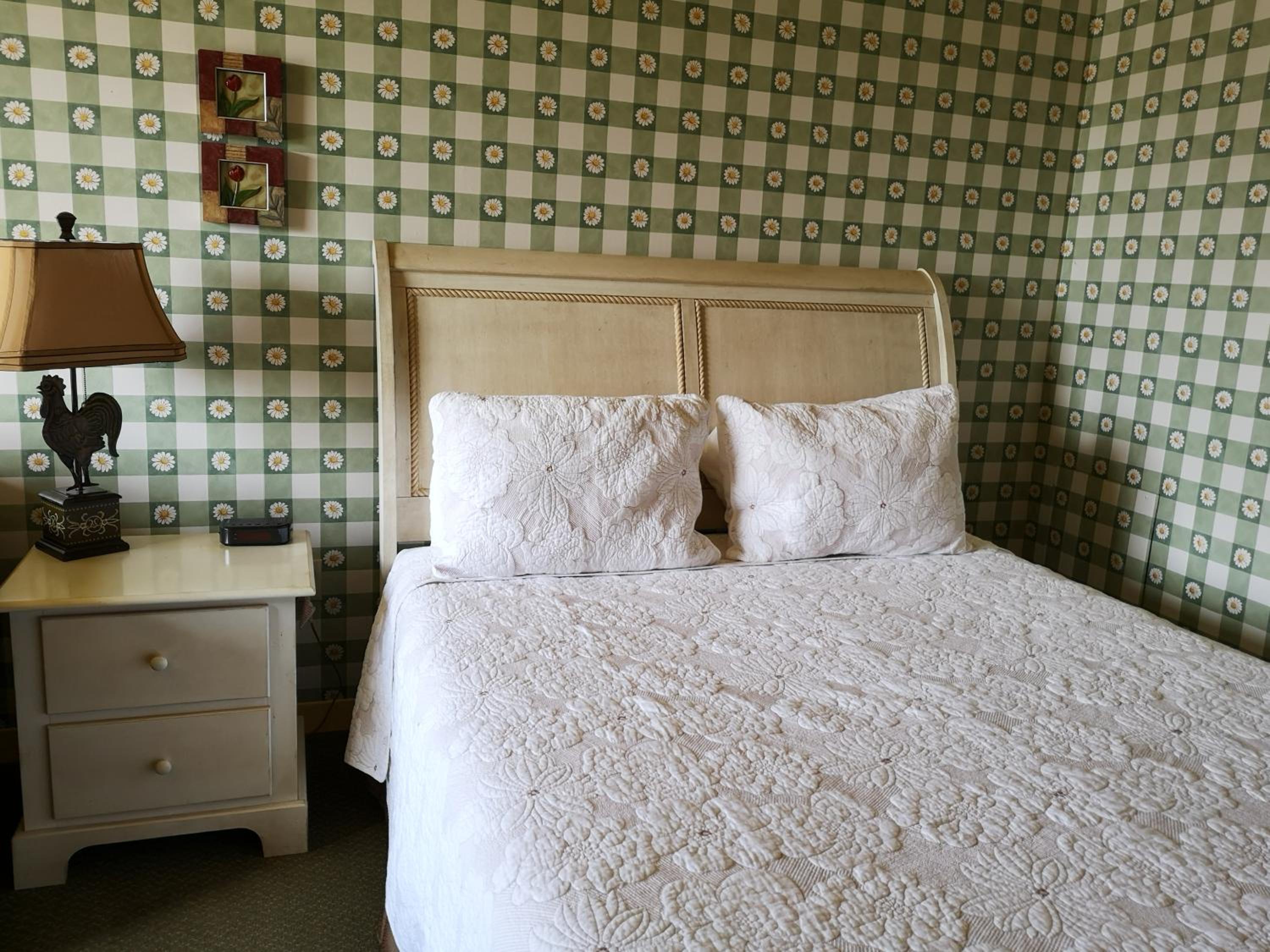 Country-Style Queen Room - Photo 2