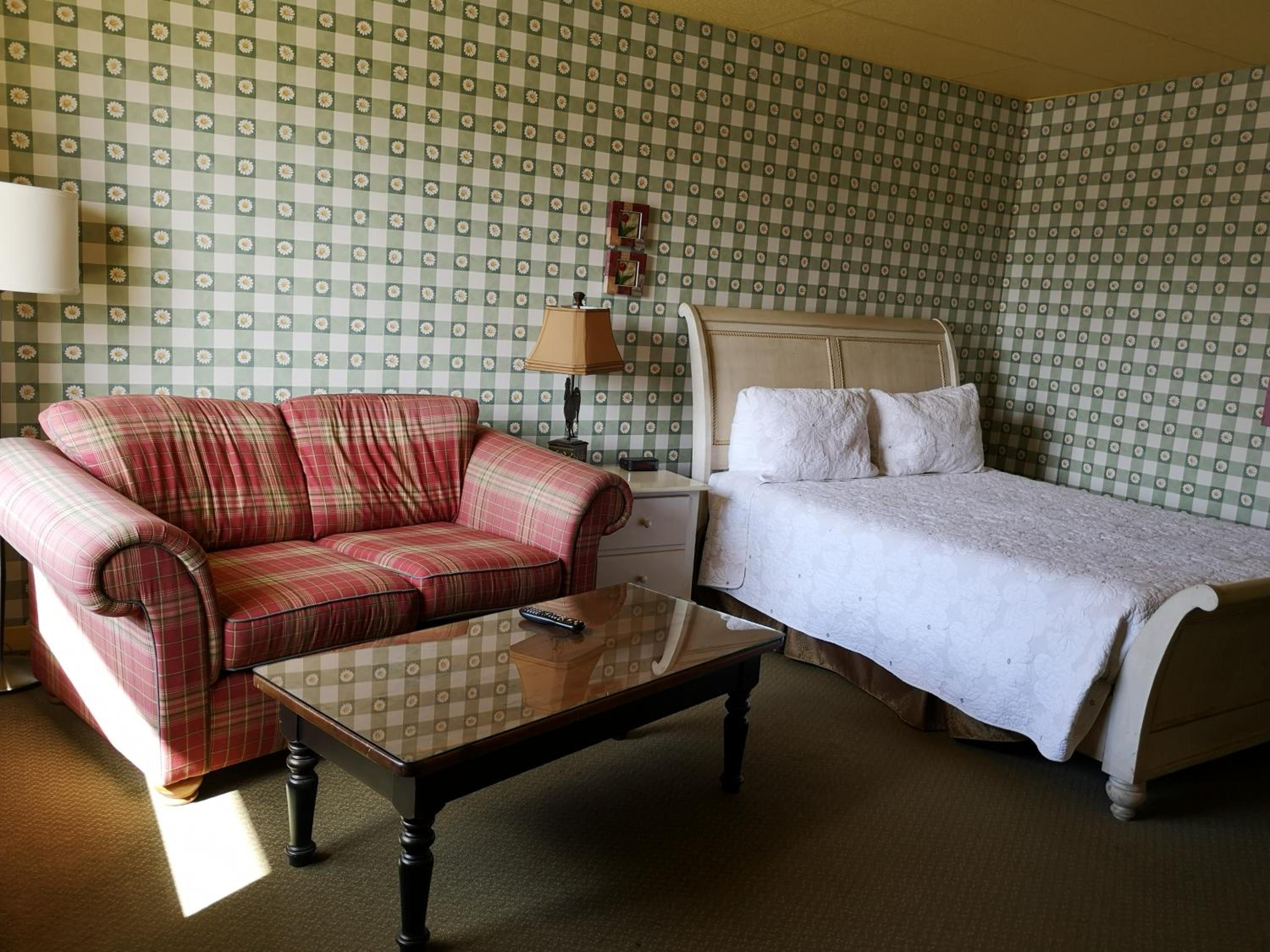 Country-Style Queen Room - Photo 3