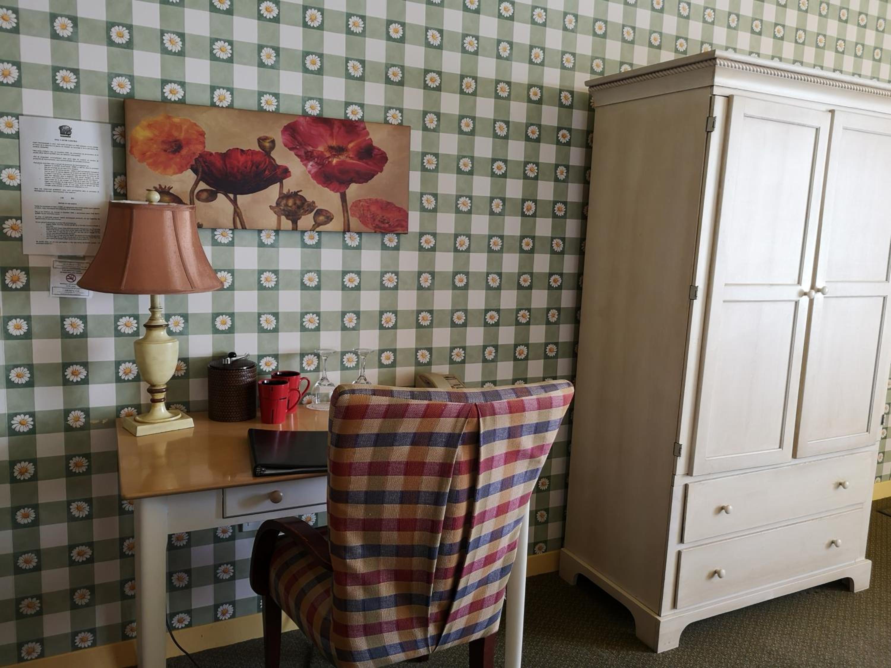 Country-Style Queen Room - Photo 4