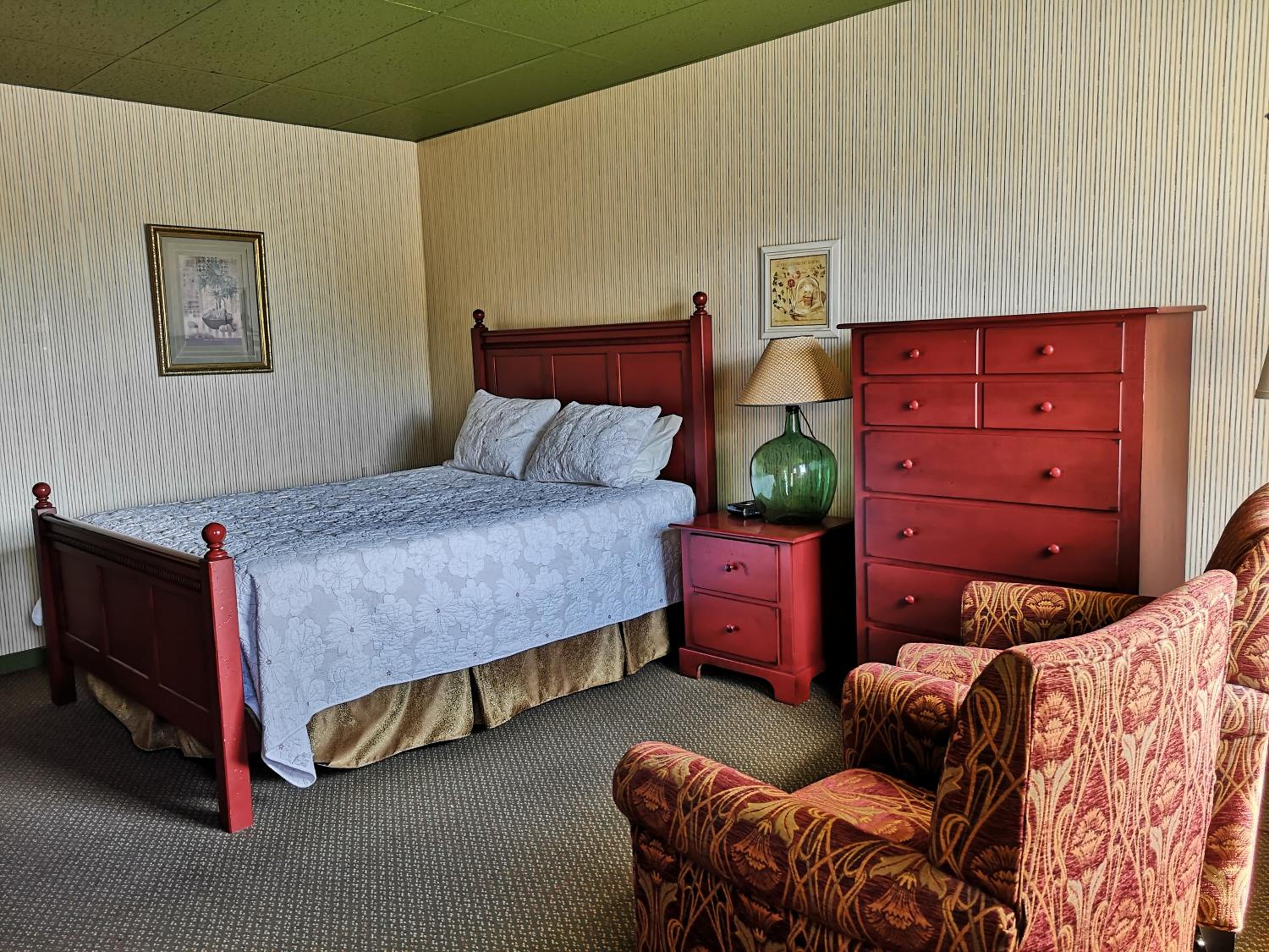 Country-Style Queen Room - Photo 5