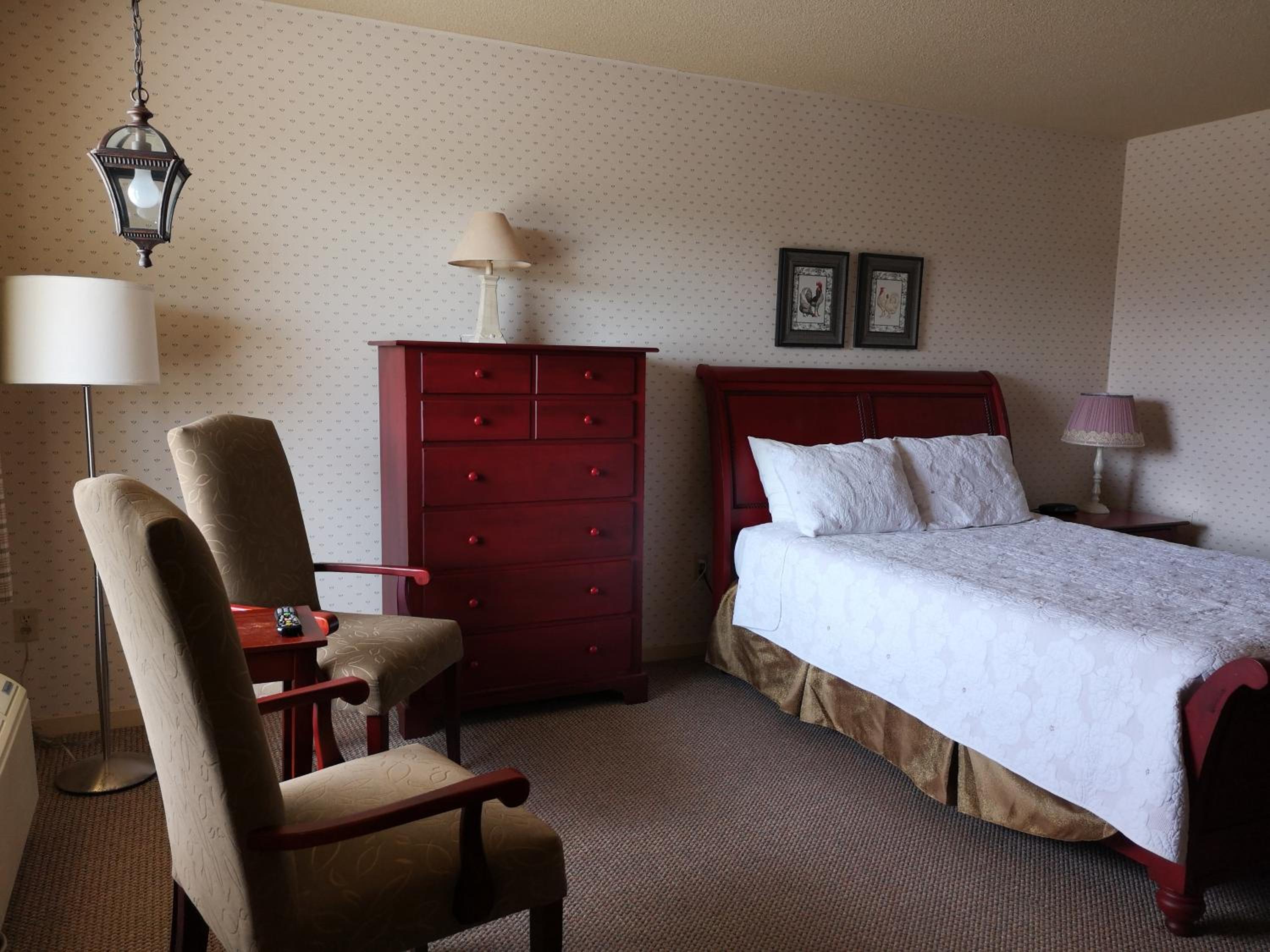 Country-Style Queen Room - Photo 1
