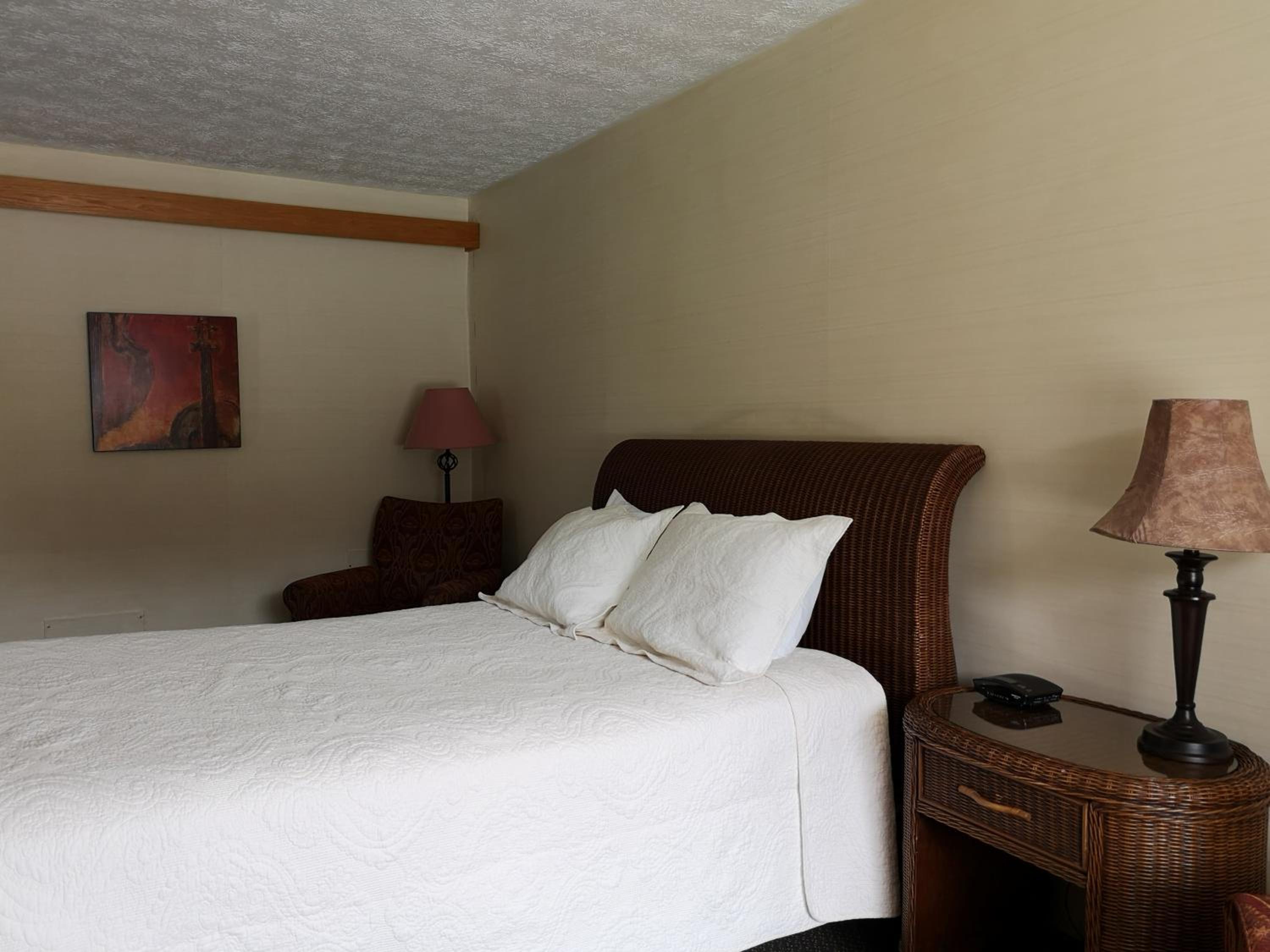 Queen Room with Kitchenette - Photo 1