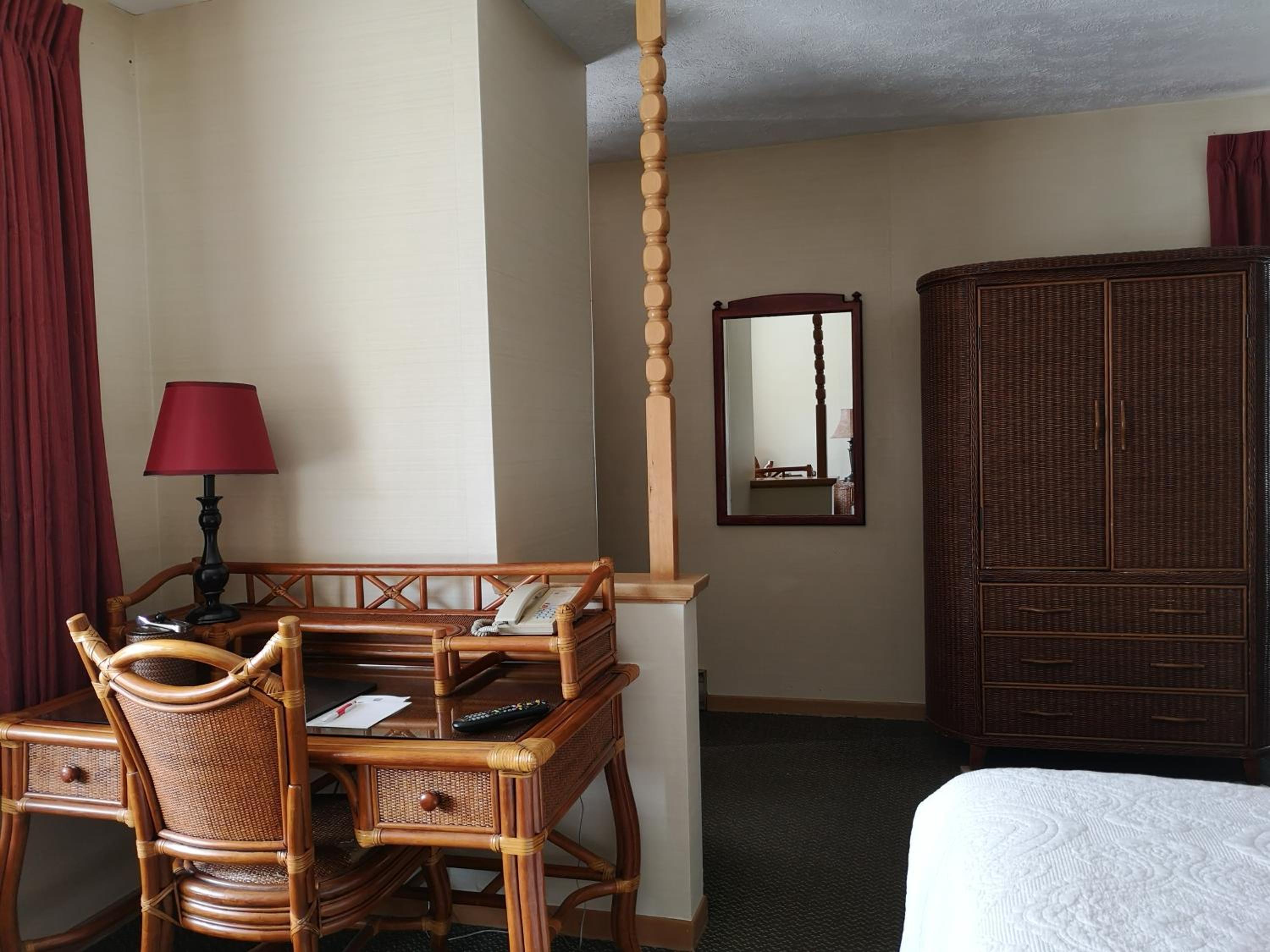 Queen Room with Kitchenette - Photo 9