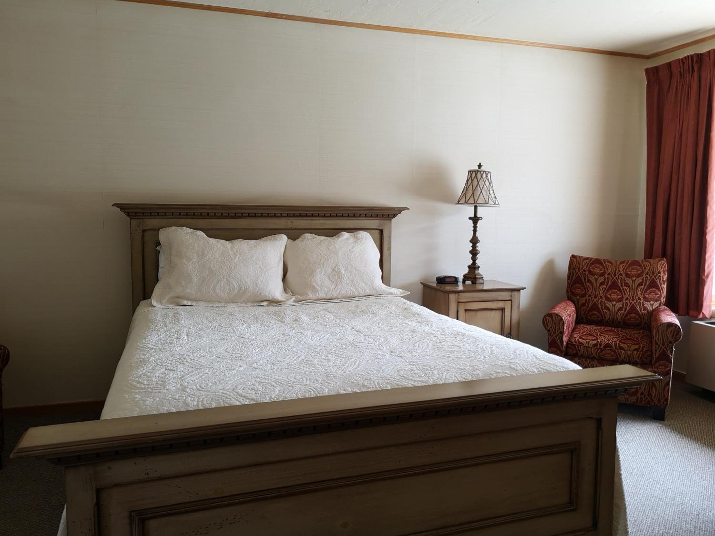Queen Room with Kitchenette - Photo 10