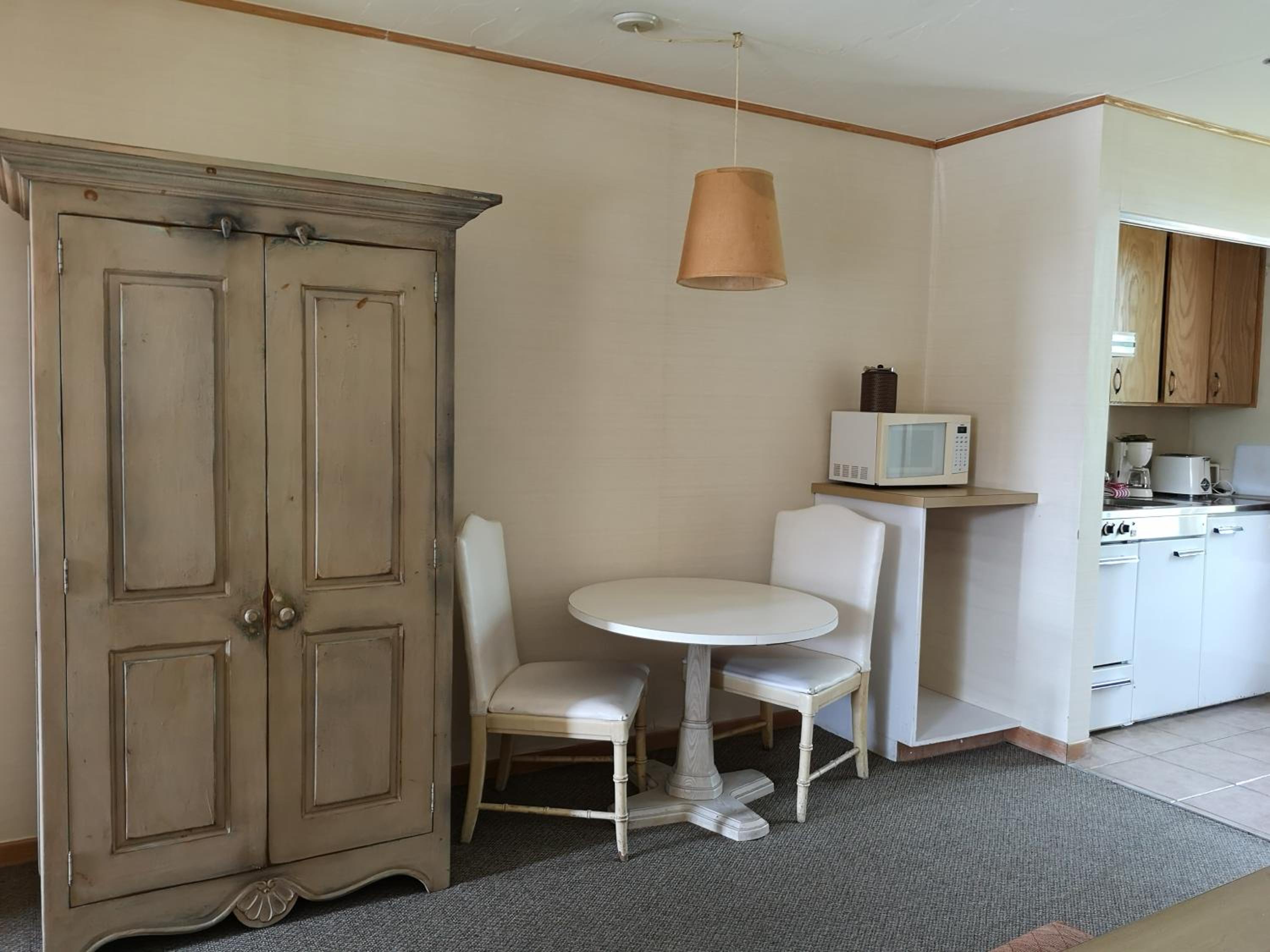 Queen Room with Kitchenette - Photo 3