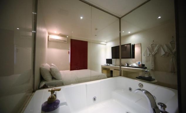 Double Room with Spa Bath - Photo 2