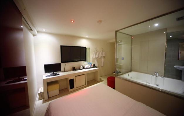 Double Room with Spa Bath - Photo 4