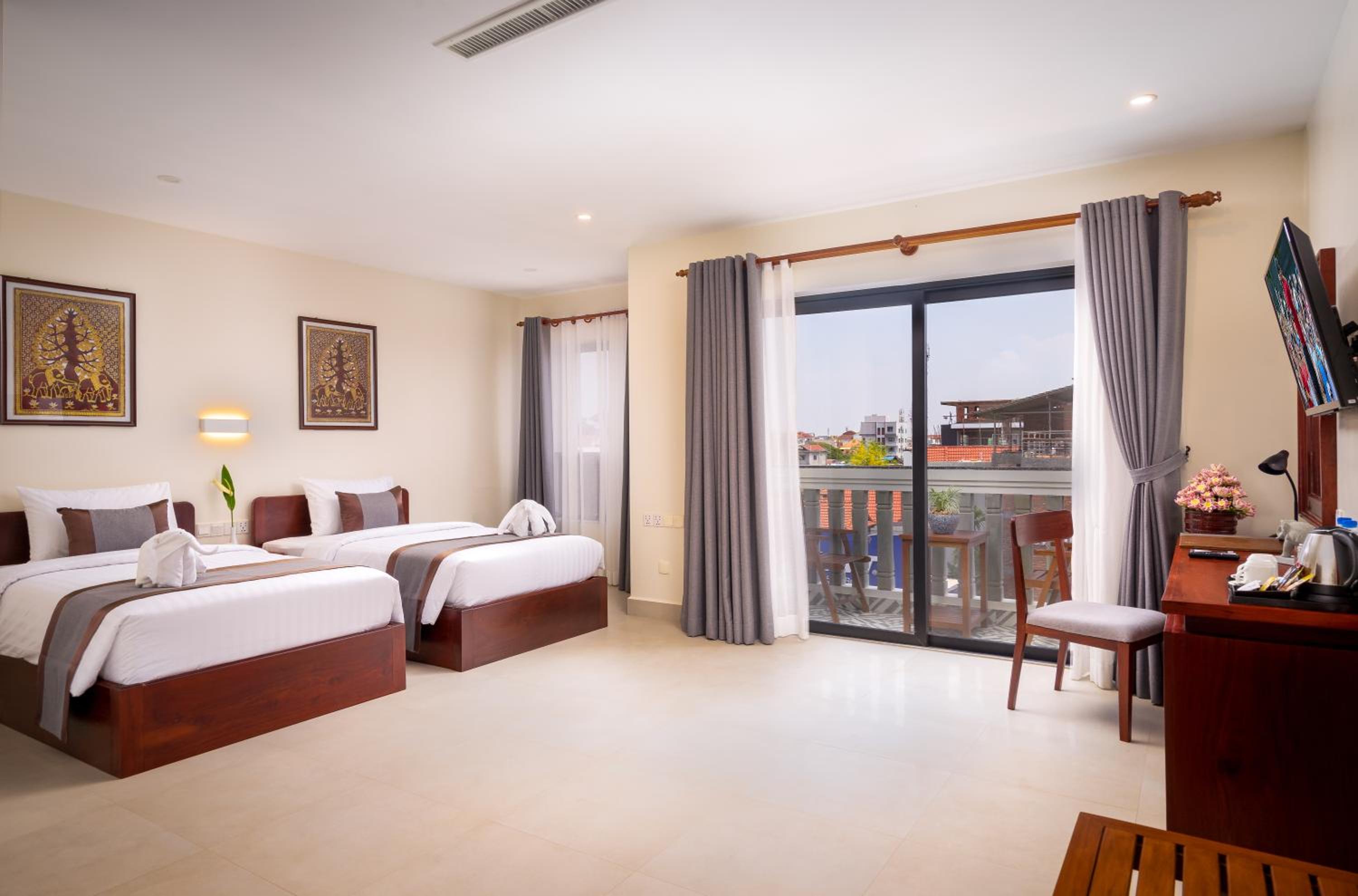 Premier Deluxe Twin With Balcony - Photo 1