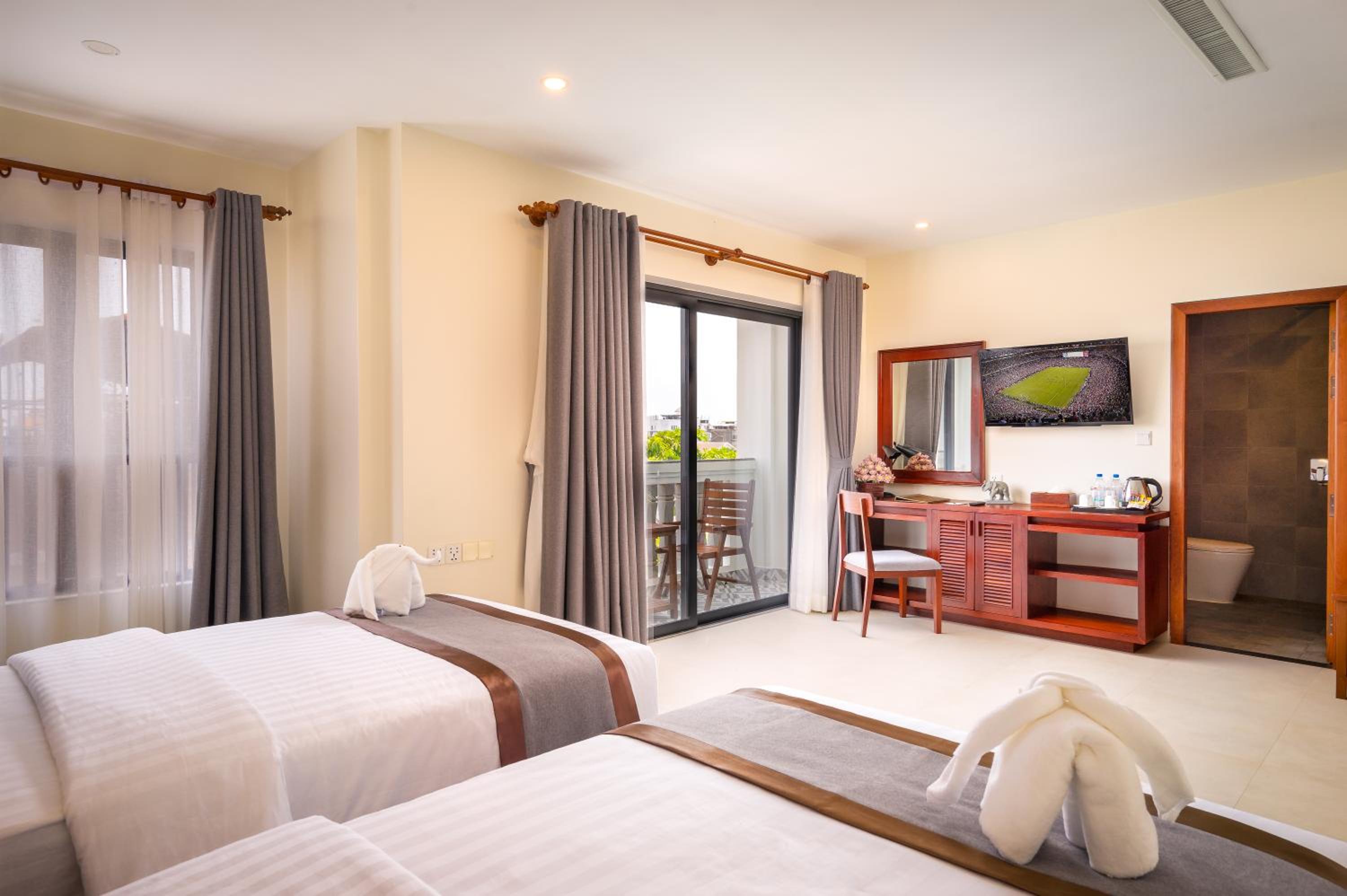 Premier Deluxe Twin With Balcony - Photo 7