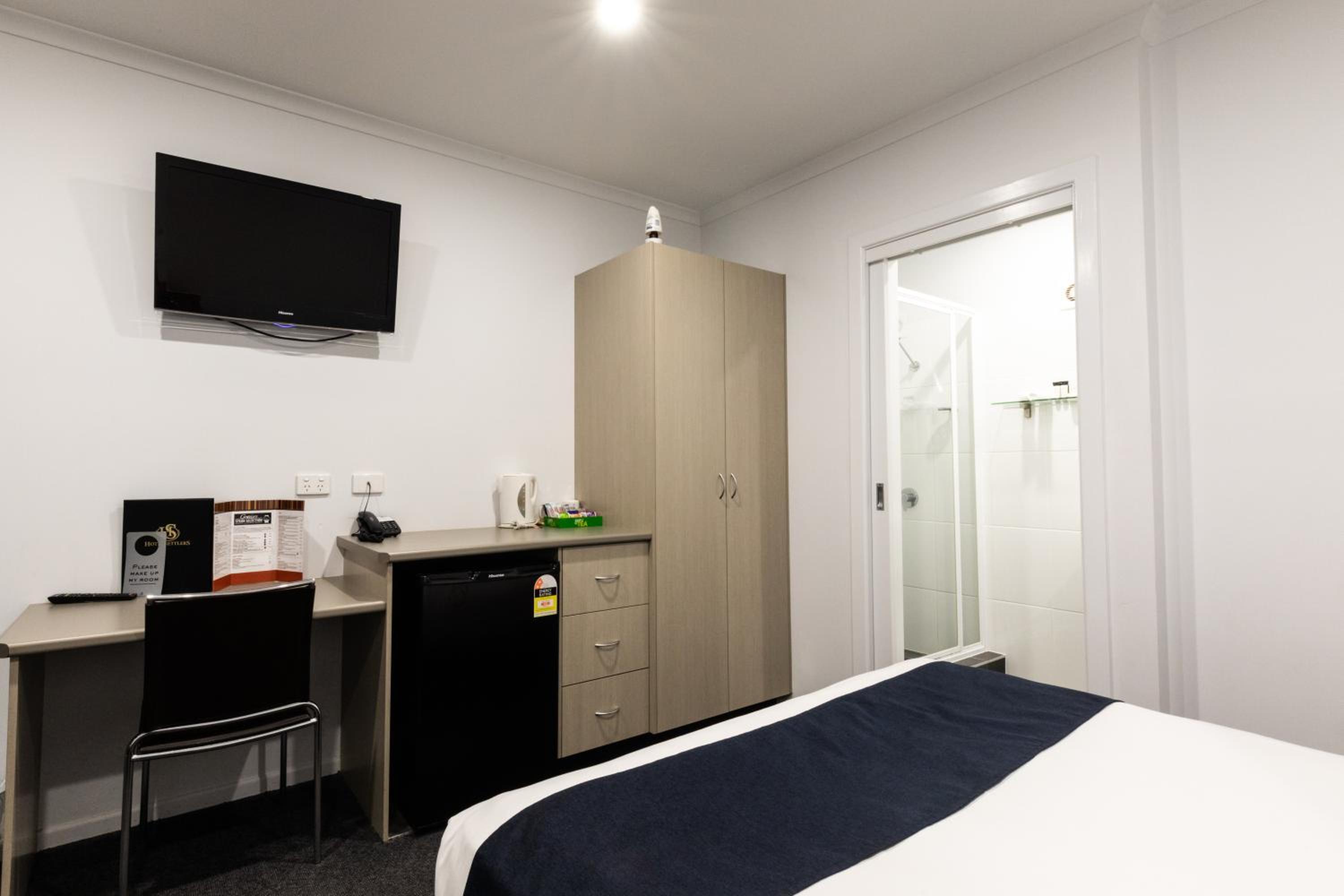 Economy Triple Room photo 2