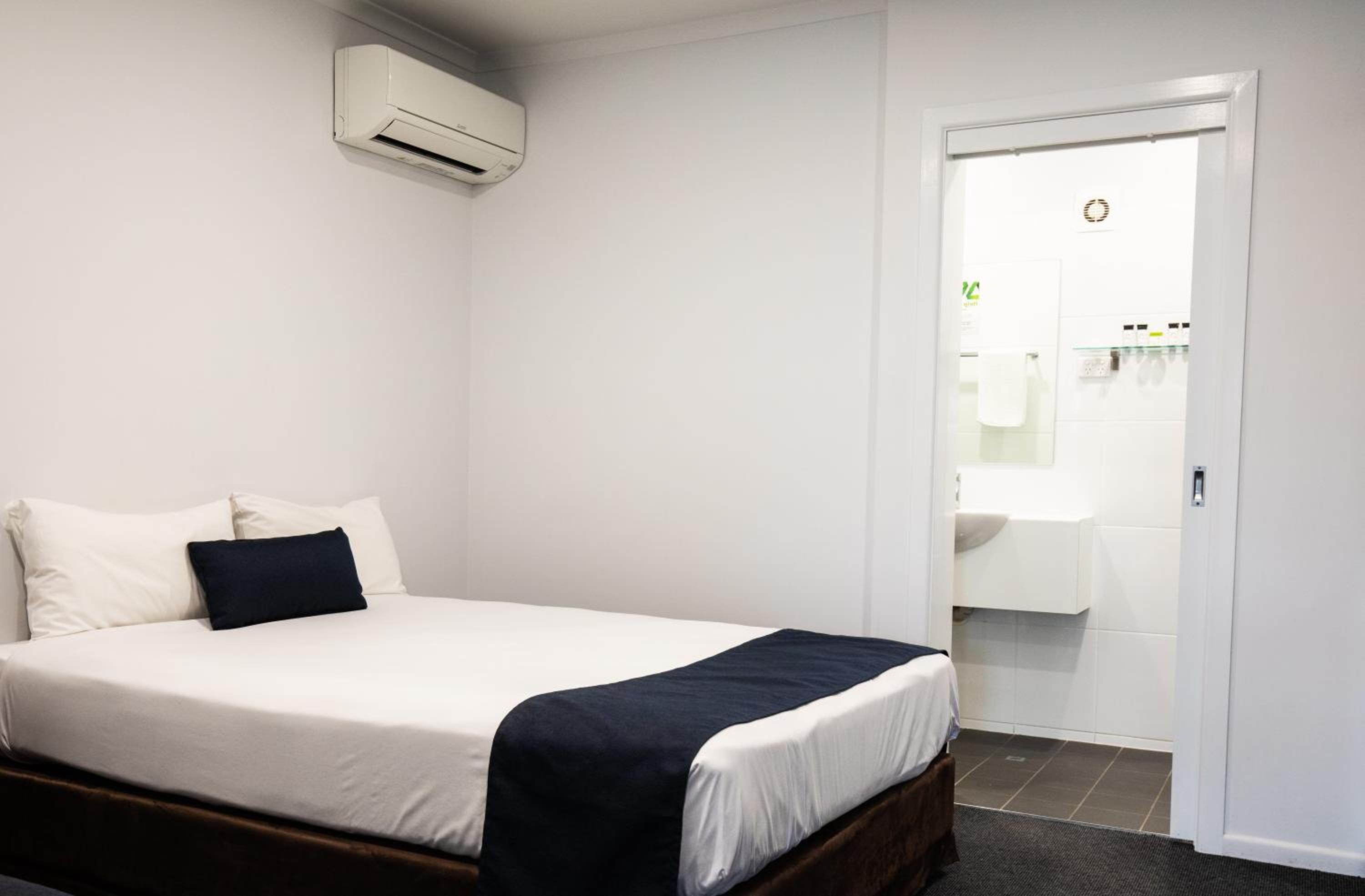 Economy Triple Room photo 3
