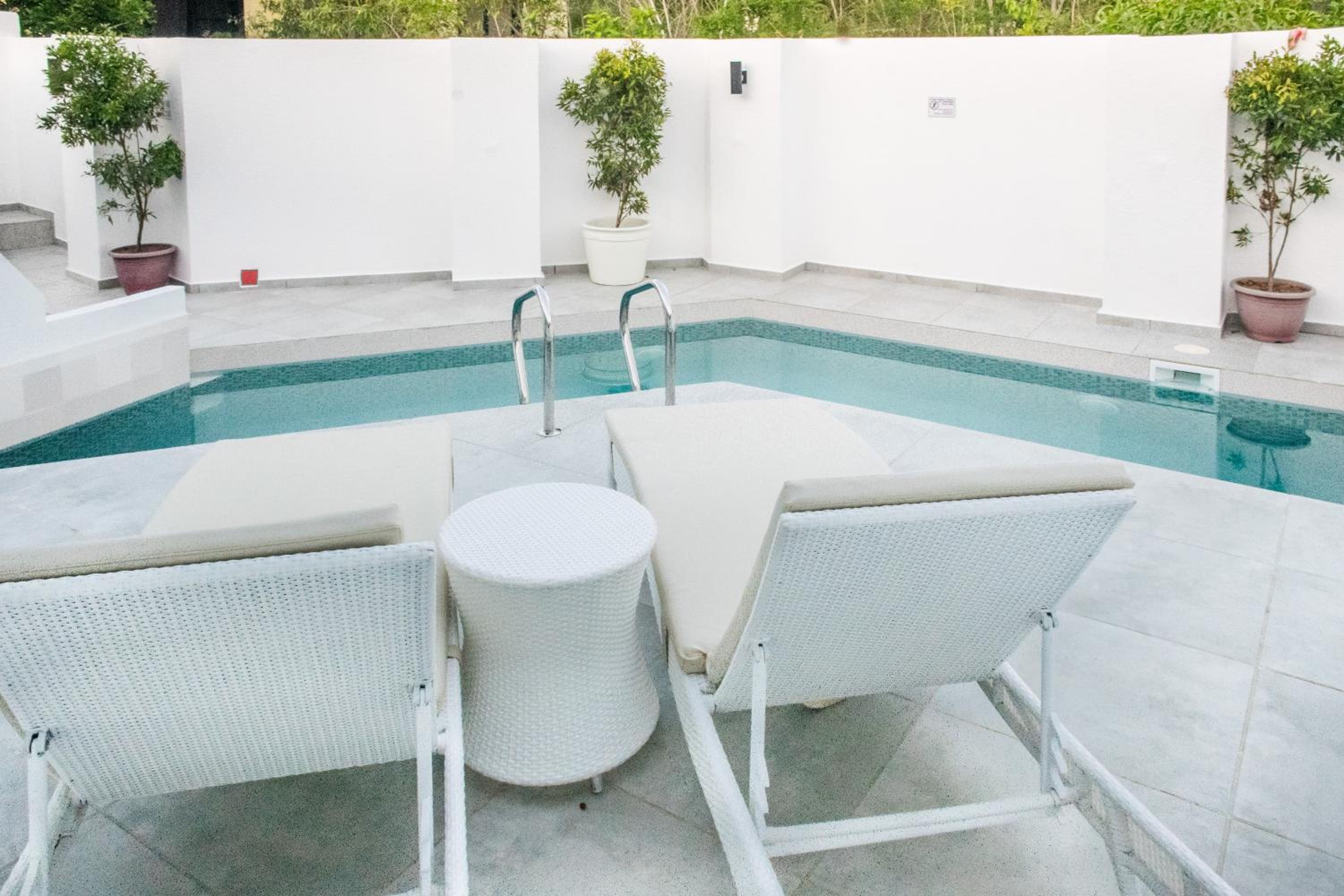 Suite with Private Pool - Photo 23