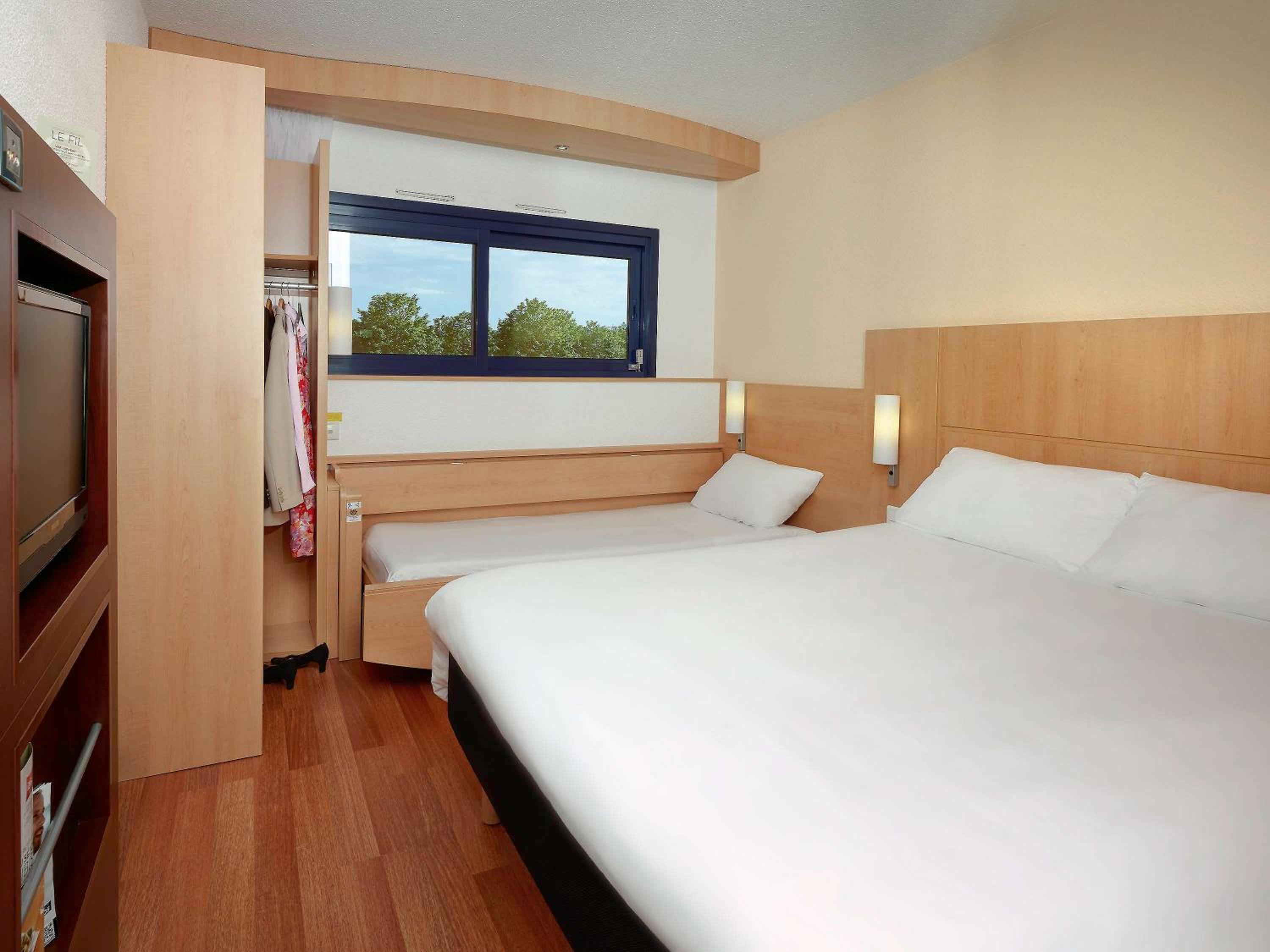 Standard Room with 1 Double and 1 Single Bed - Photo 1