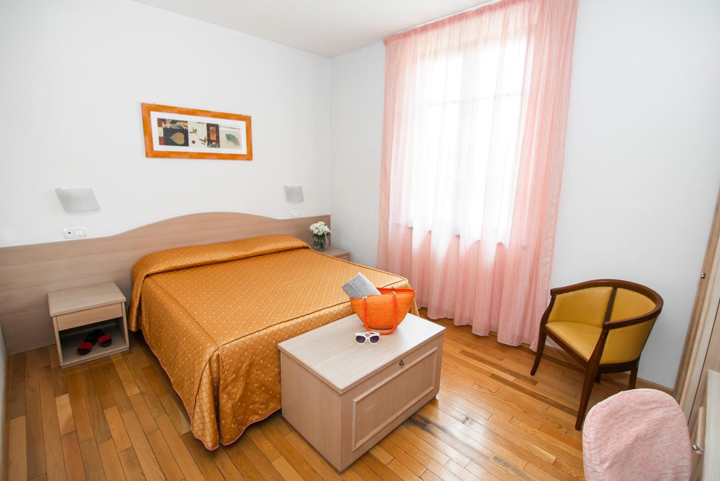 Double Room with Street View