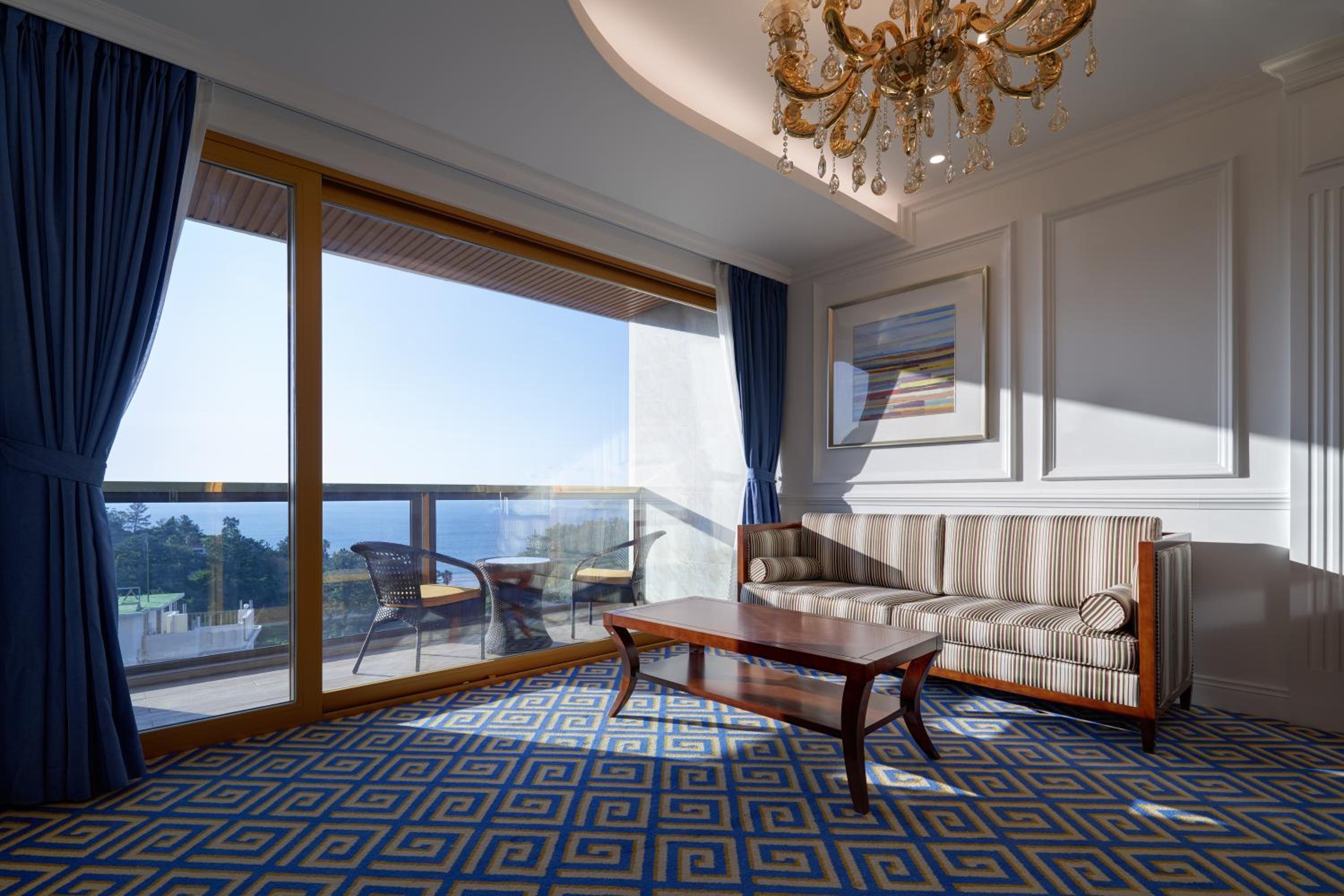 Ocean View Royal Suite - Photo 5