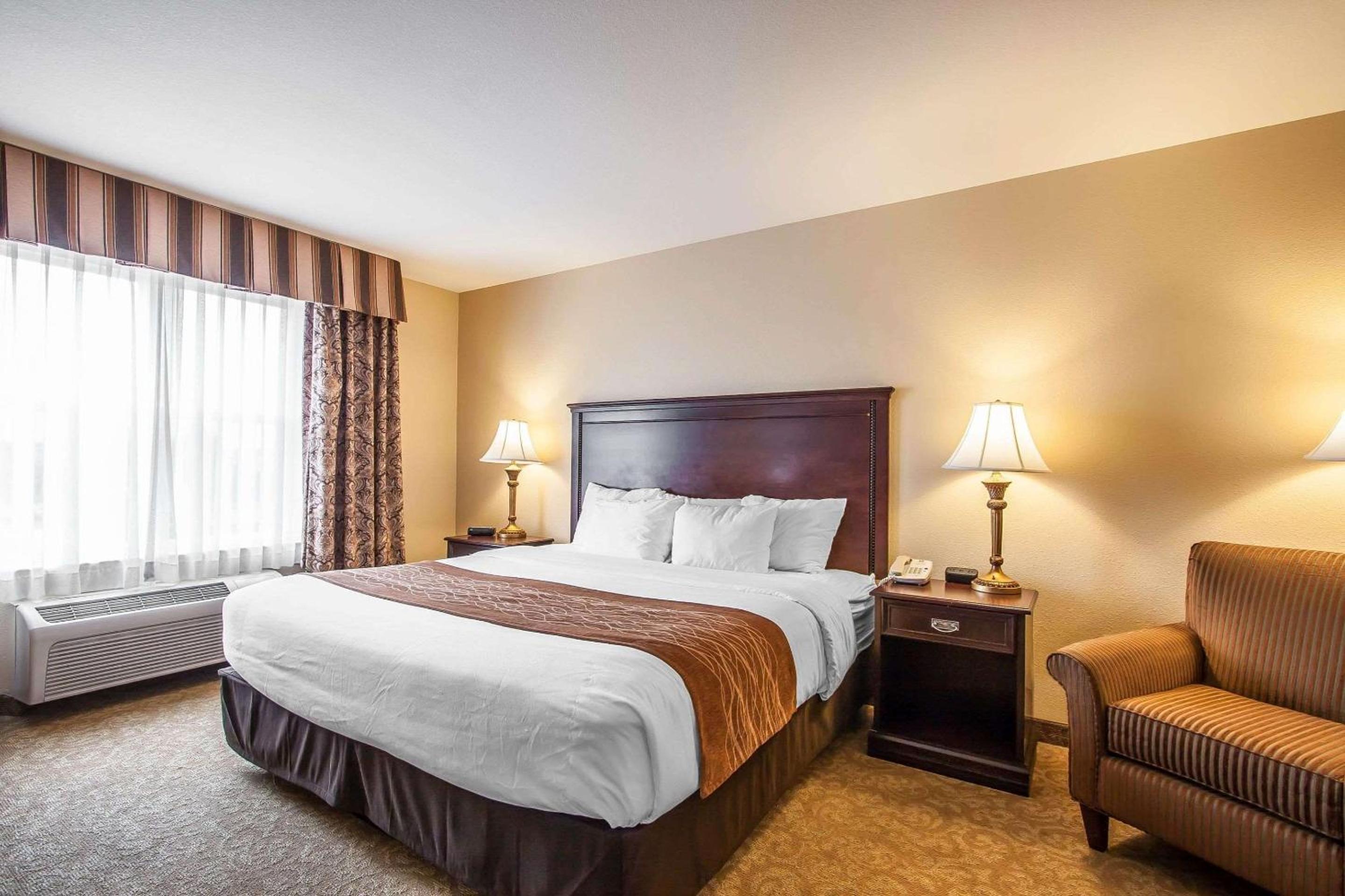 King Suite - Non-Smoking - Photo 1