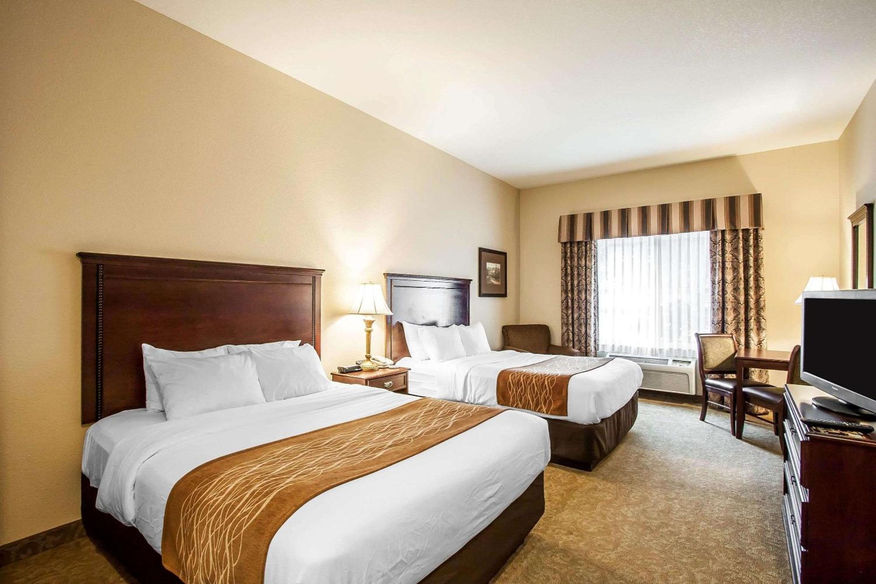 Queen Room with Two Queen Beds - Non-Smoking - Photo 2