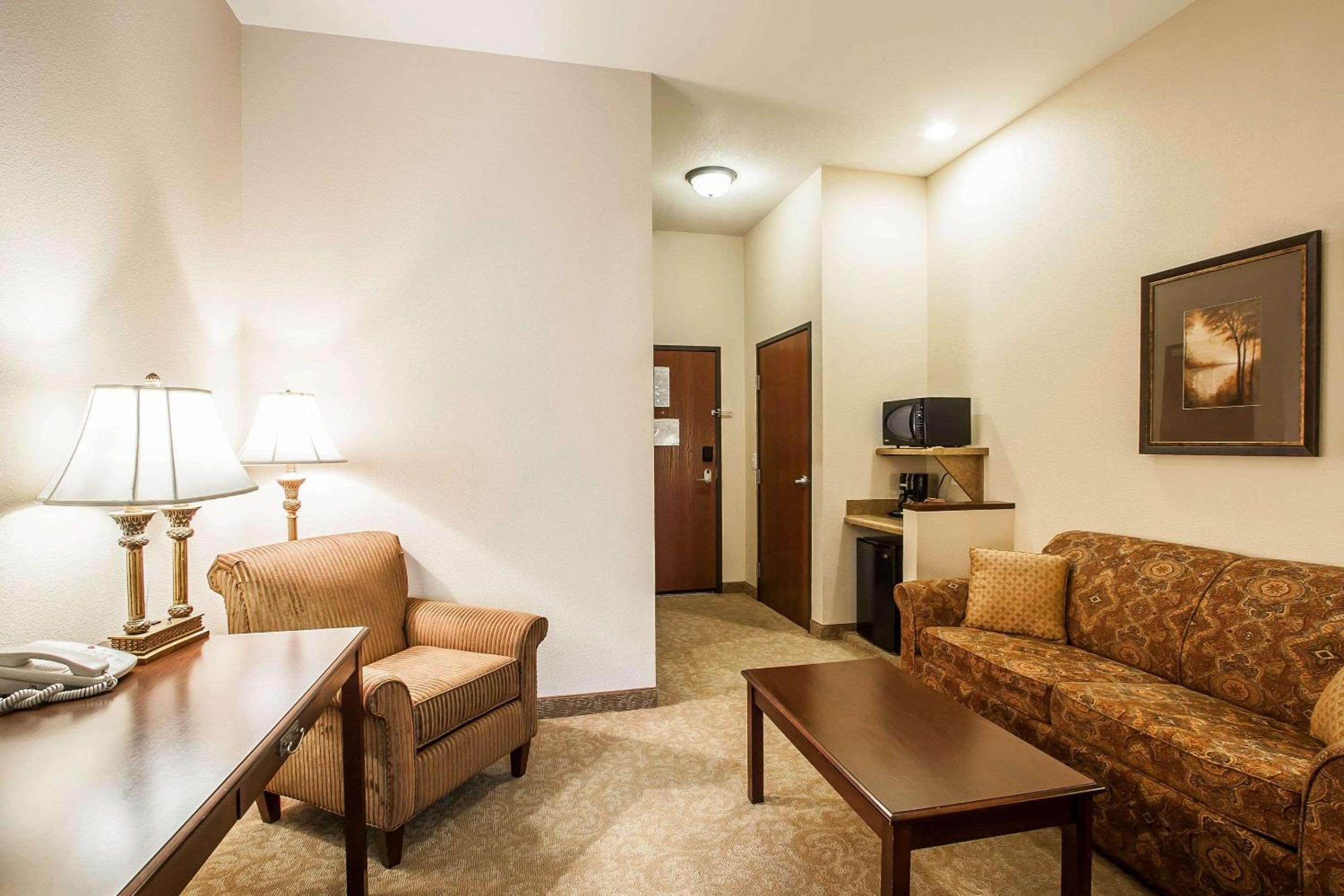 Standard King Suite - Non-Smoking - Photo 1