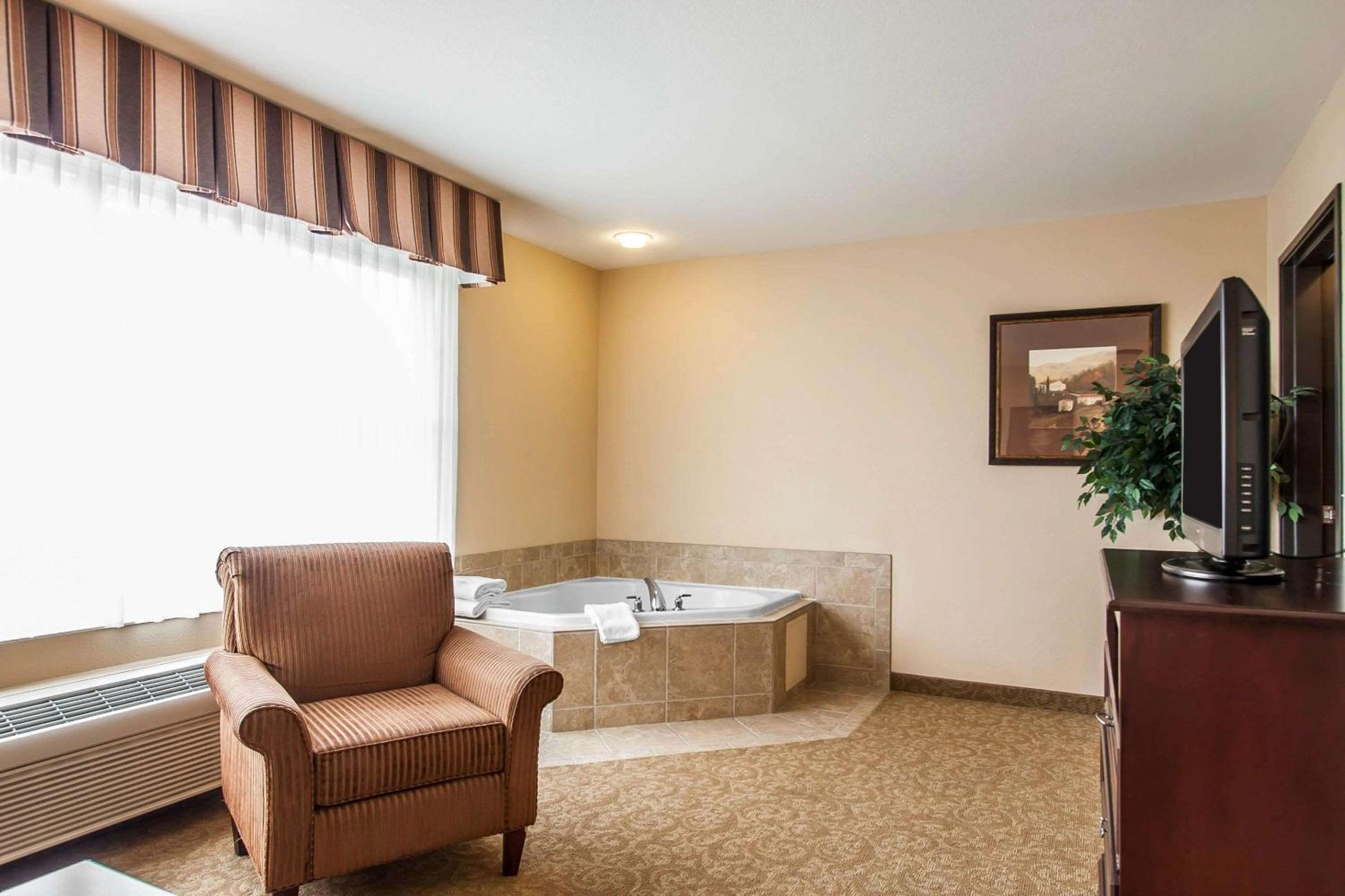King Suite - Non-Smoking - Photo 3