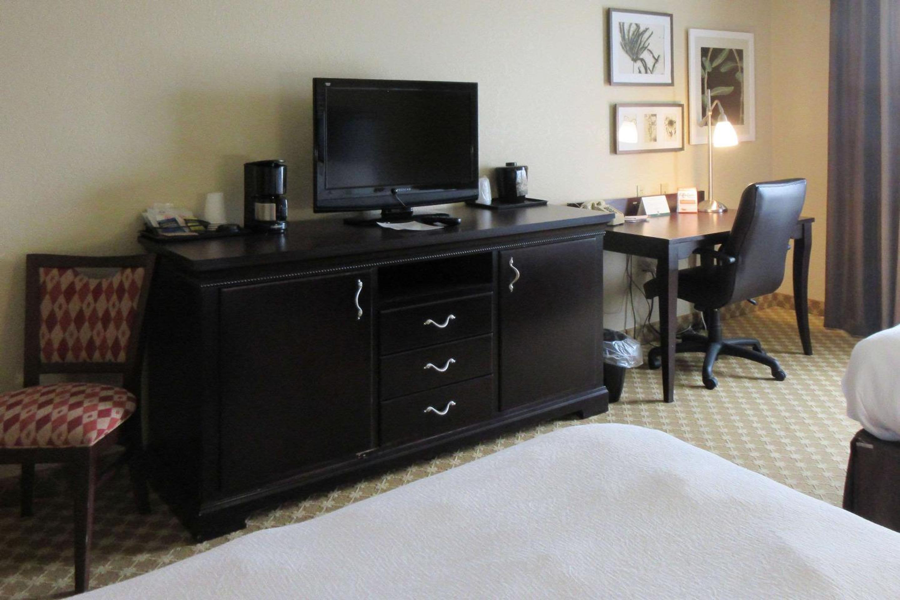Queen Room with Two Queen Beds - Non-Smoking - Photo 1