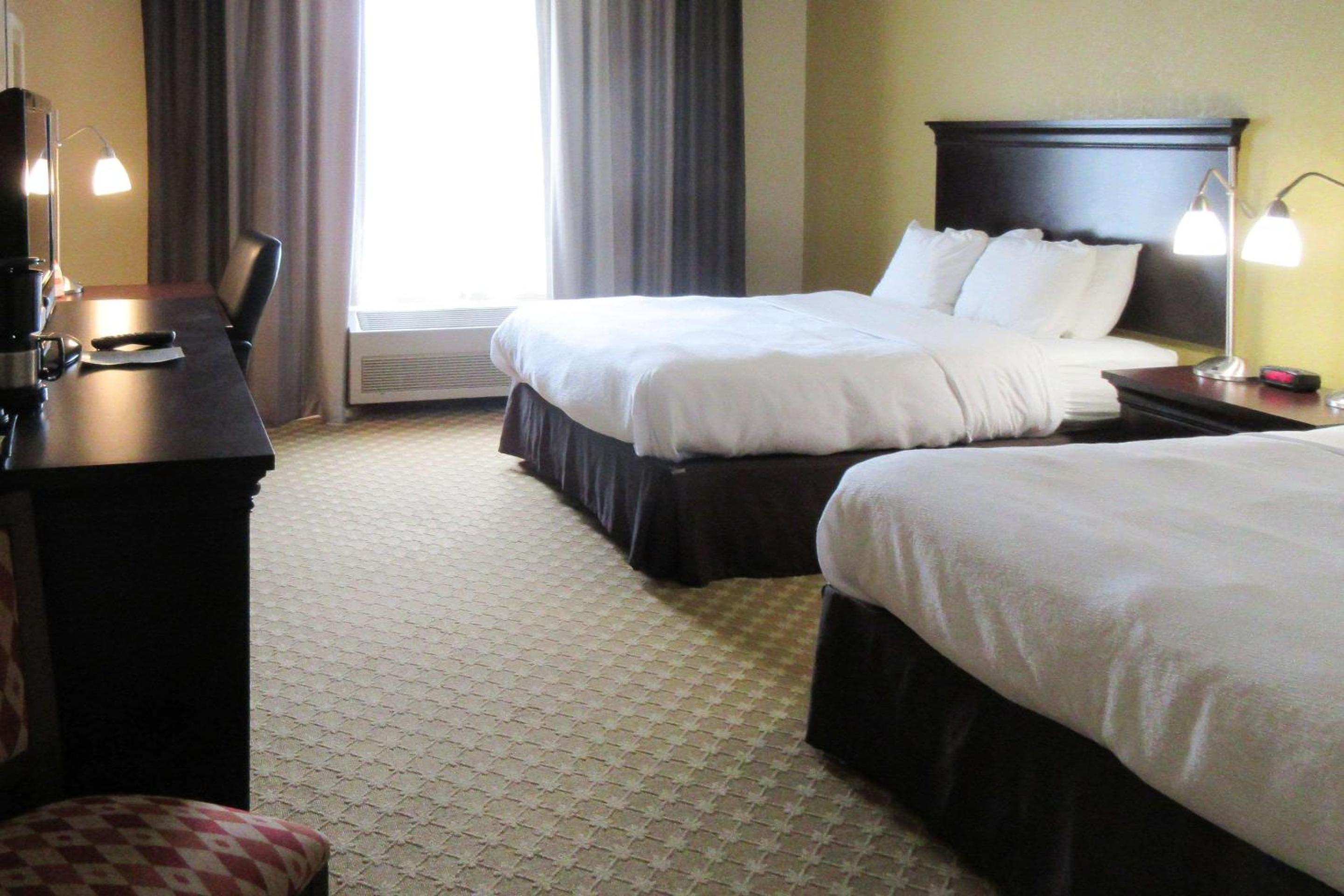Queen Room with Two Queen Beds - Non-Smoking - Photo 2
