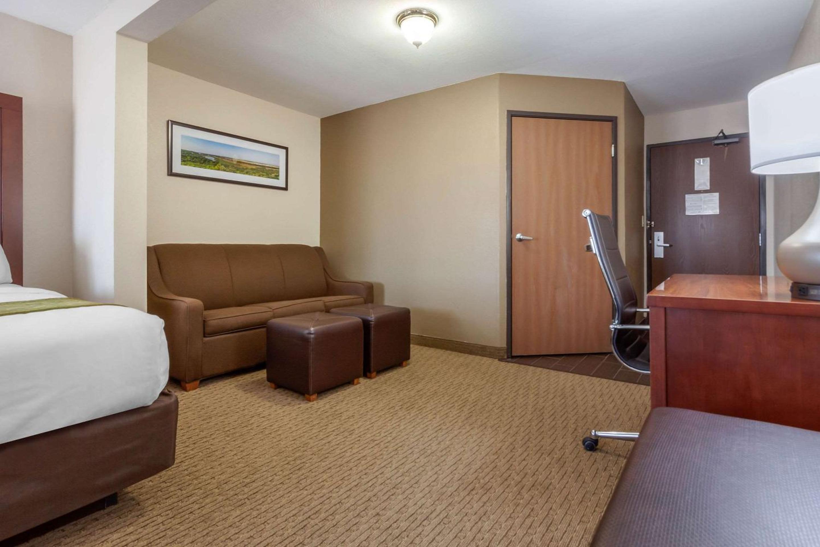 Deluxe Queen Suite - Non-Smoking - Photo 7