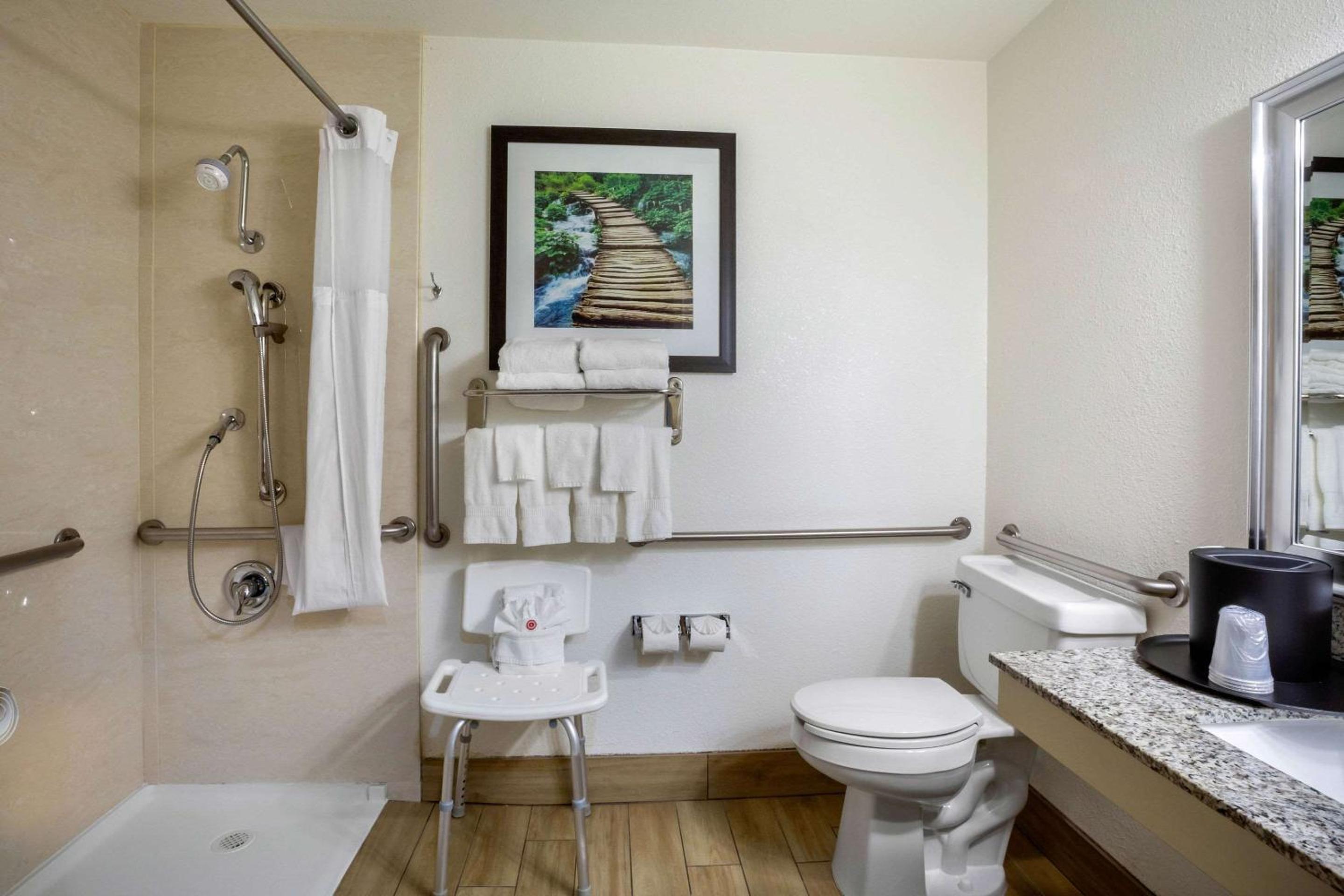 Queen Room with Two Queen Beds - Disability Access/Non-Smoking - Photo 5