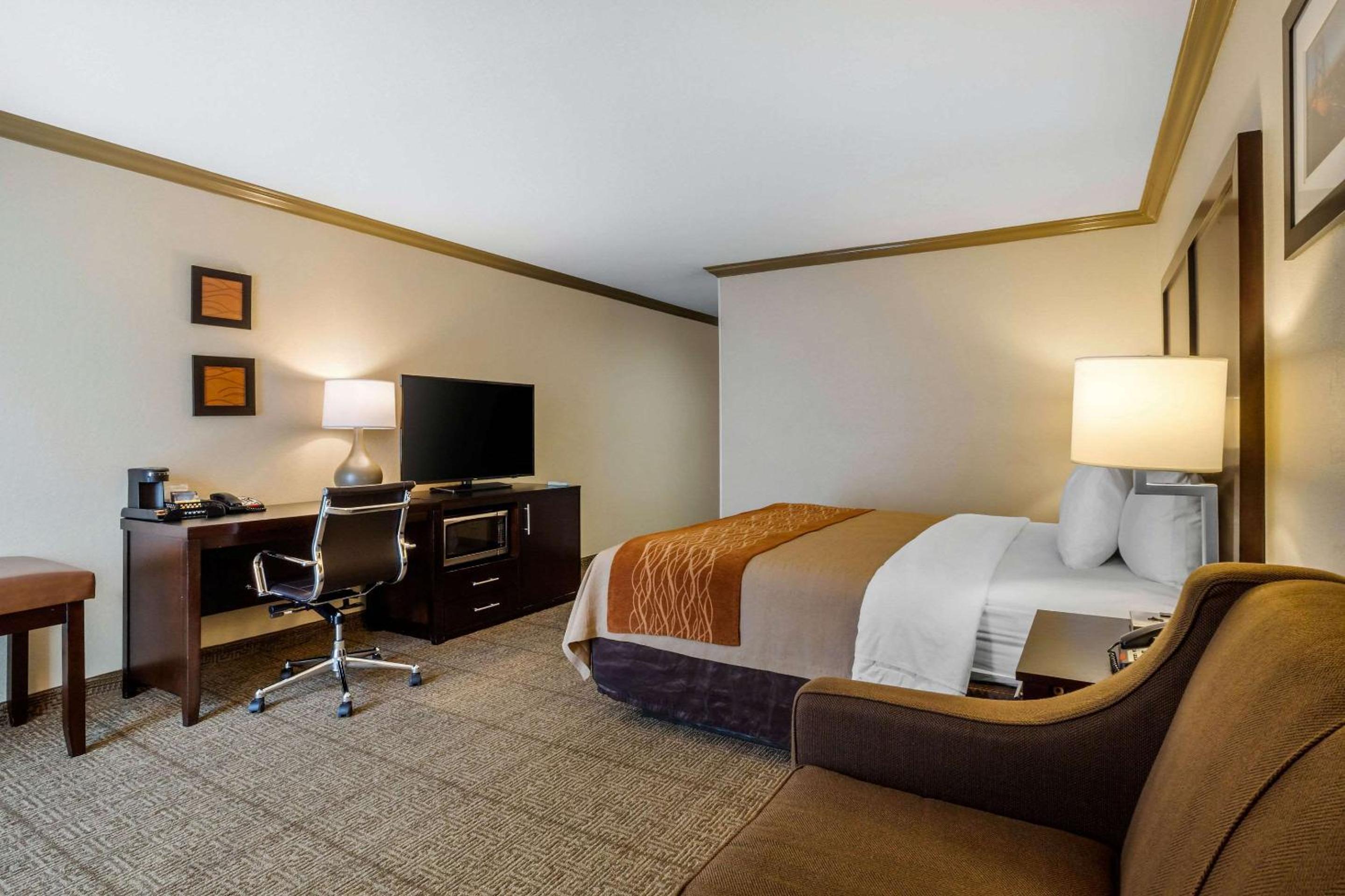 King Room - Non-Smoking - Photo 3
