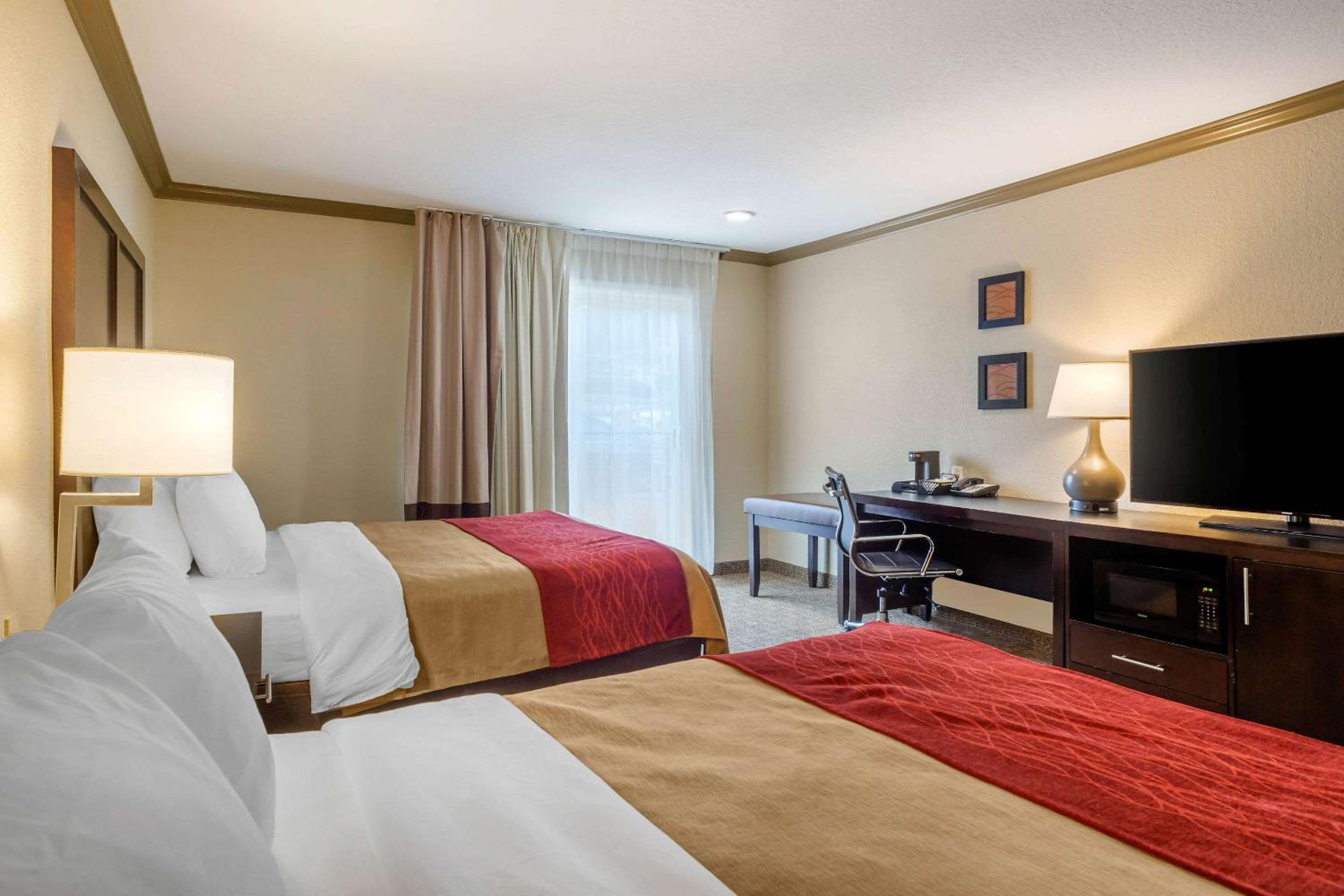 Queen Room with Two Queen Beds - Non-Smoking - Photo 5