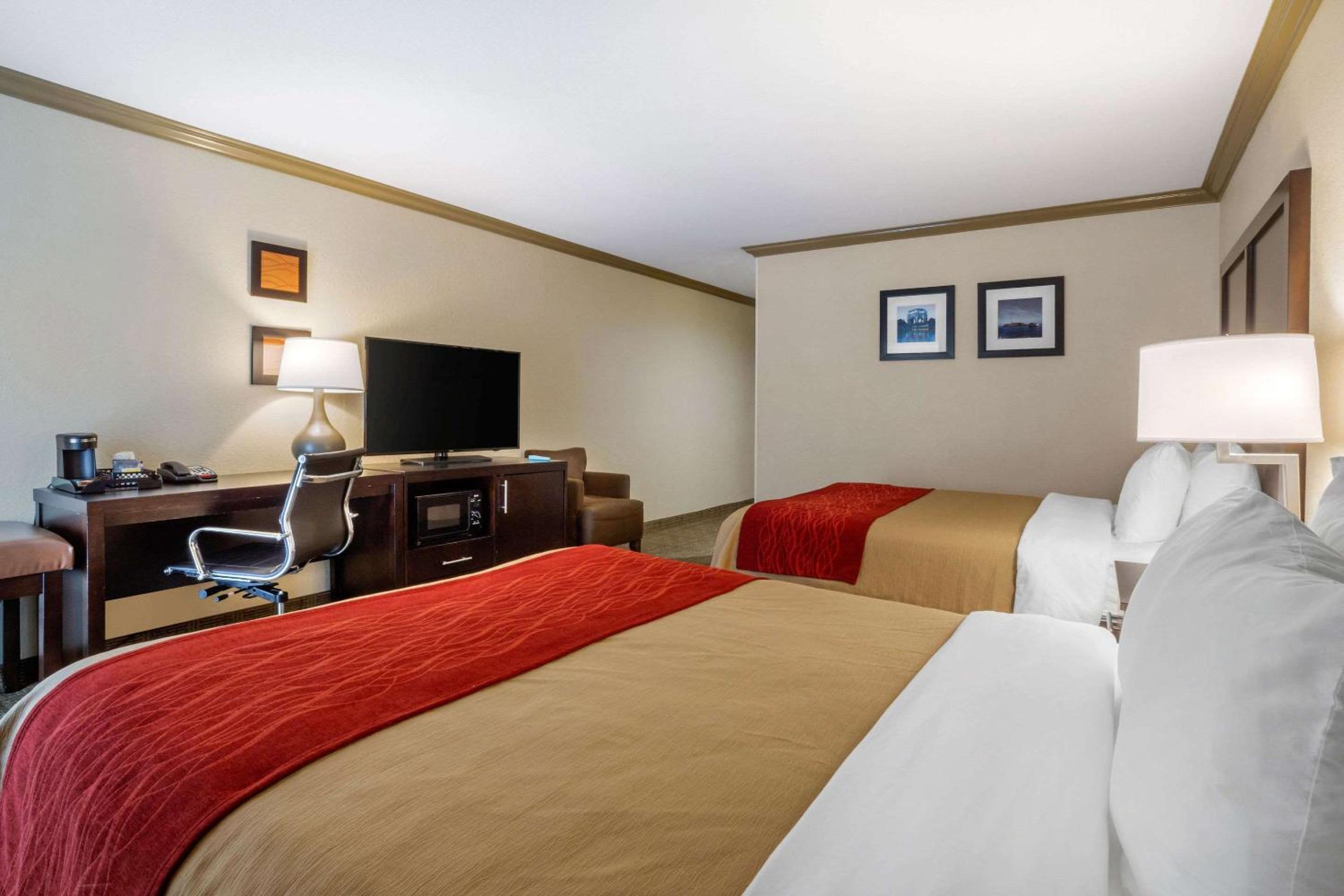 Queen Room with Two Queen Beds - Non-Smoking - Photo 2