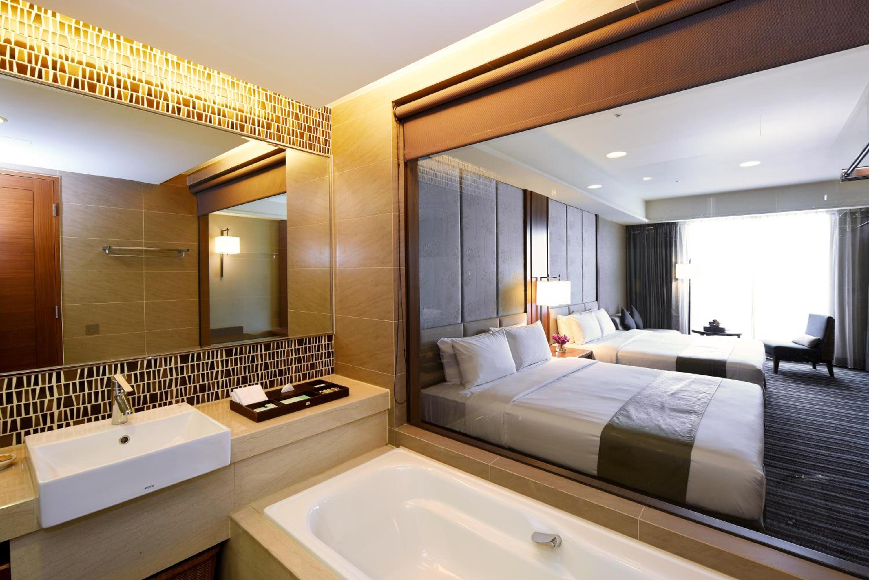 Superior Twin Room with City View photo 2