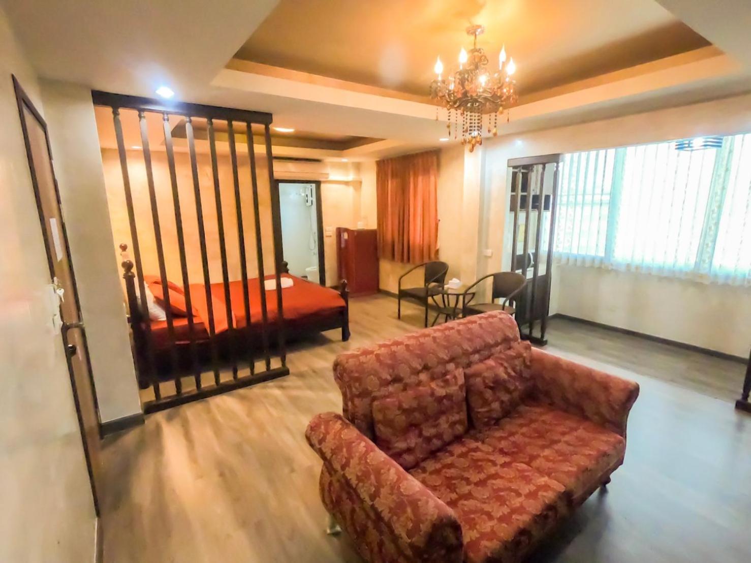 Deluxe King Room - Photo 6