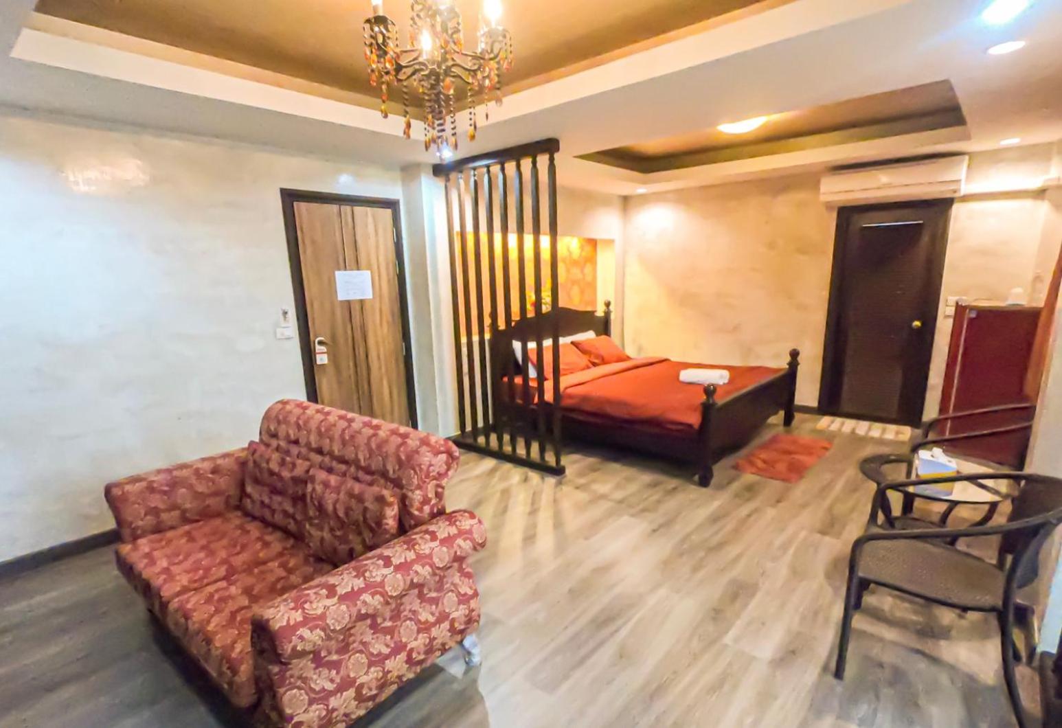 Deluxe King Room - Photo 7