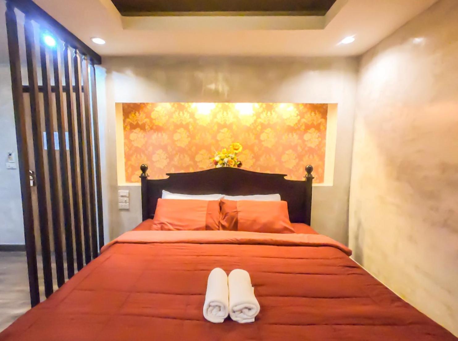 Deluxe King Room - Photo 10