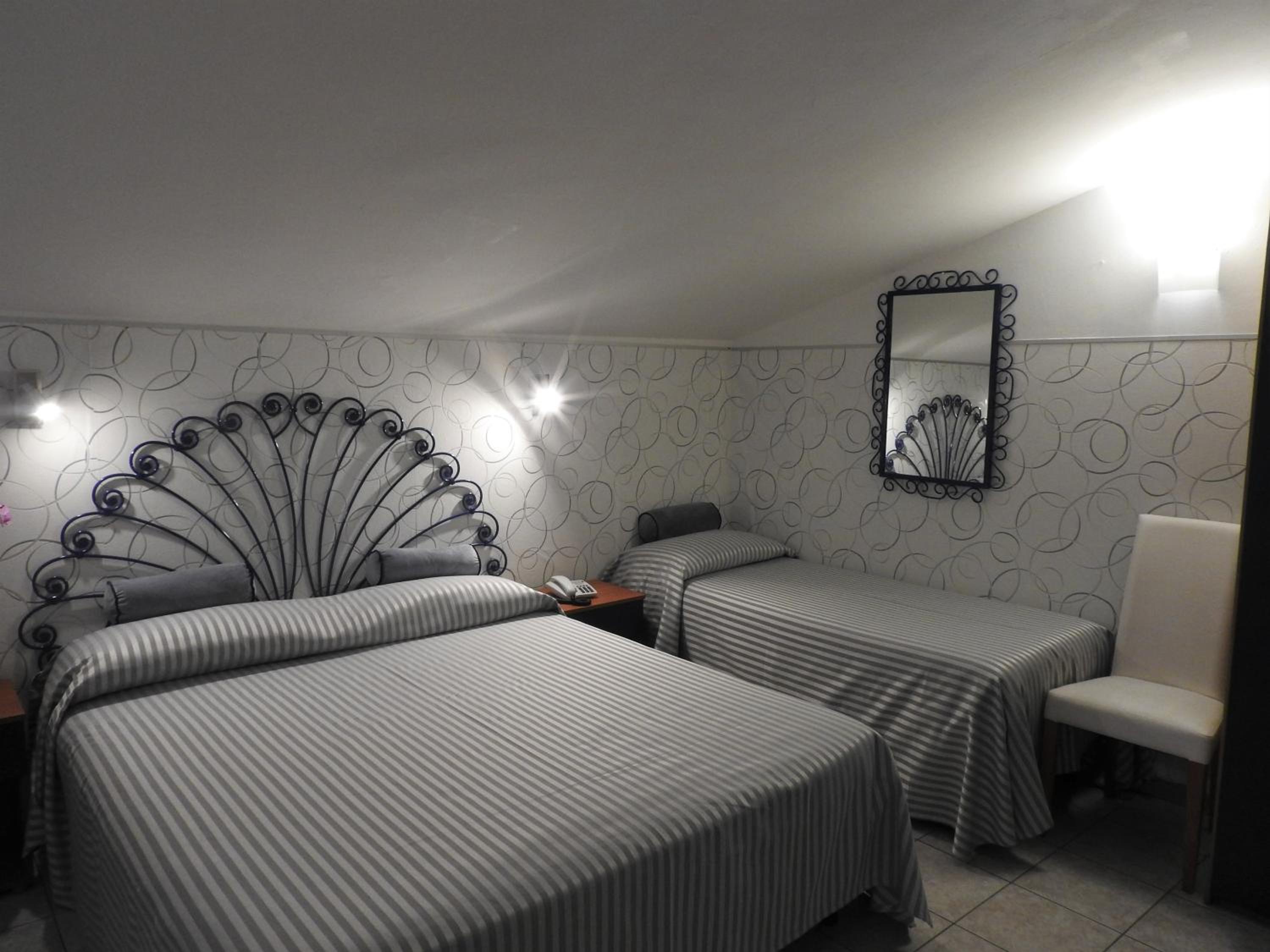 Standard Triple Room photo 2