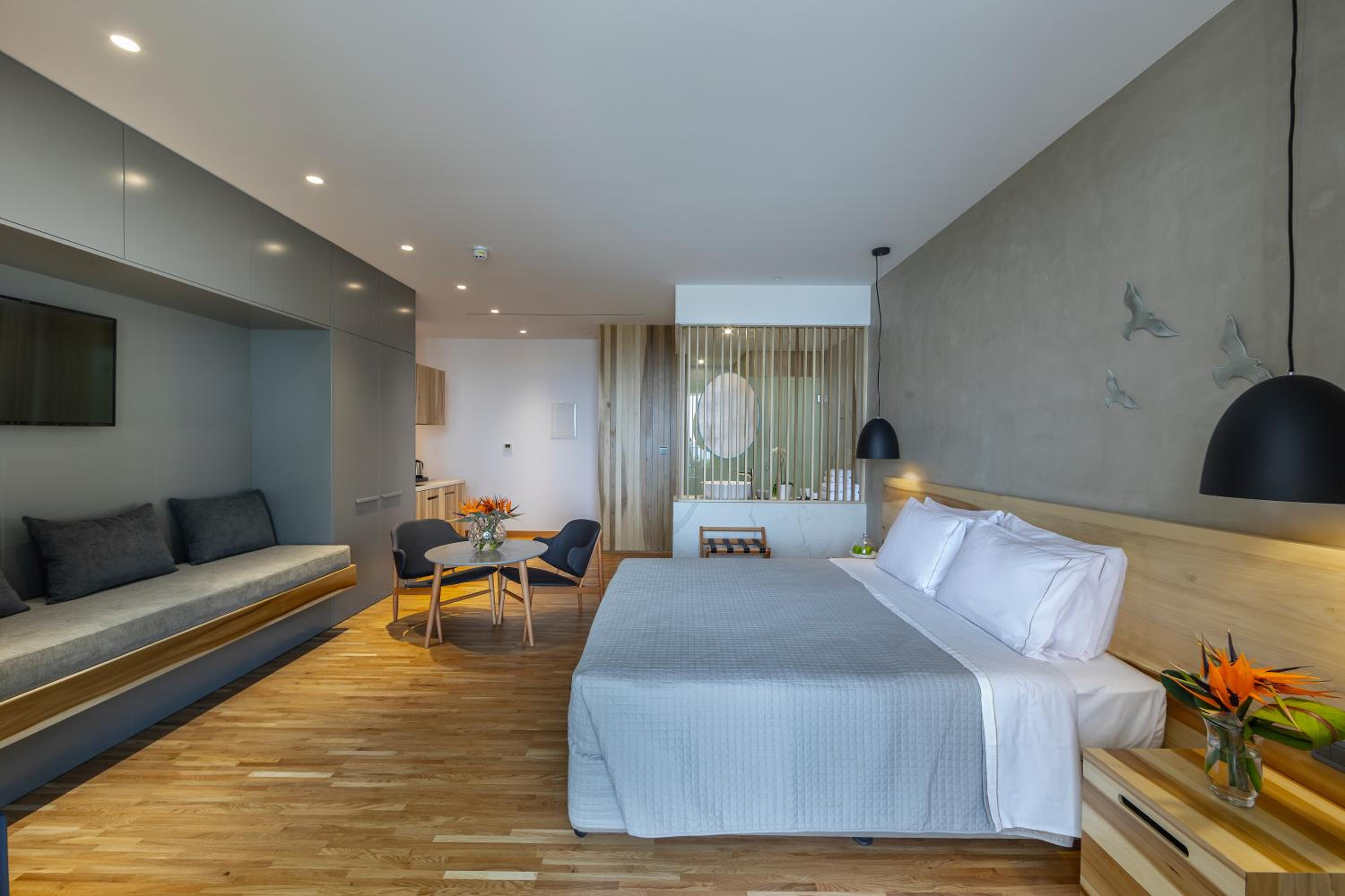 Executive Suite - Photo 3