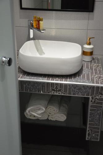 Deluxe Queen Suite Victoria - Photo 18