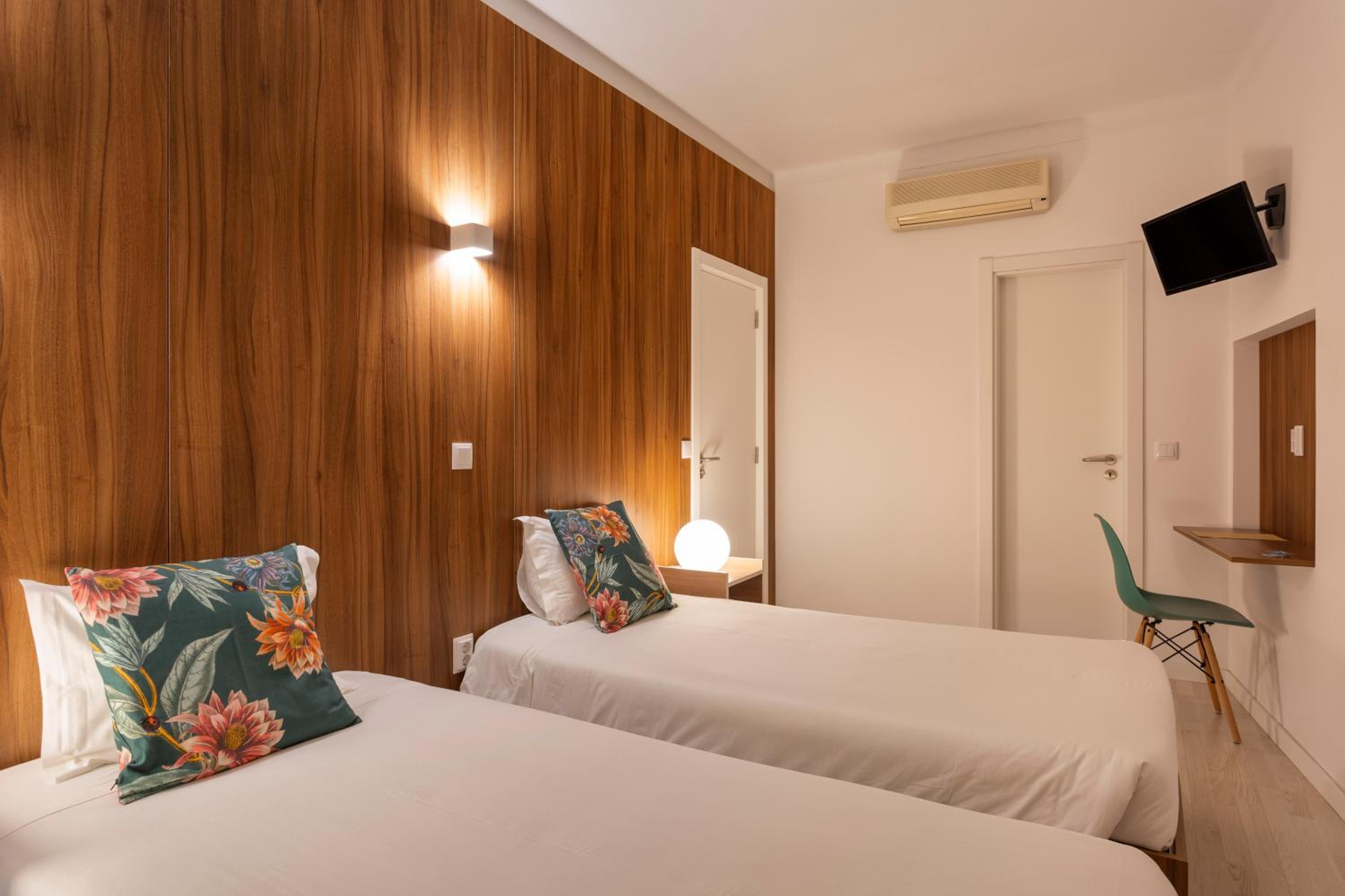 Standard Twin Room photo 2