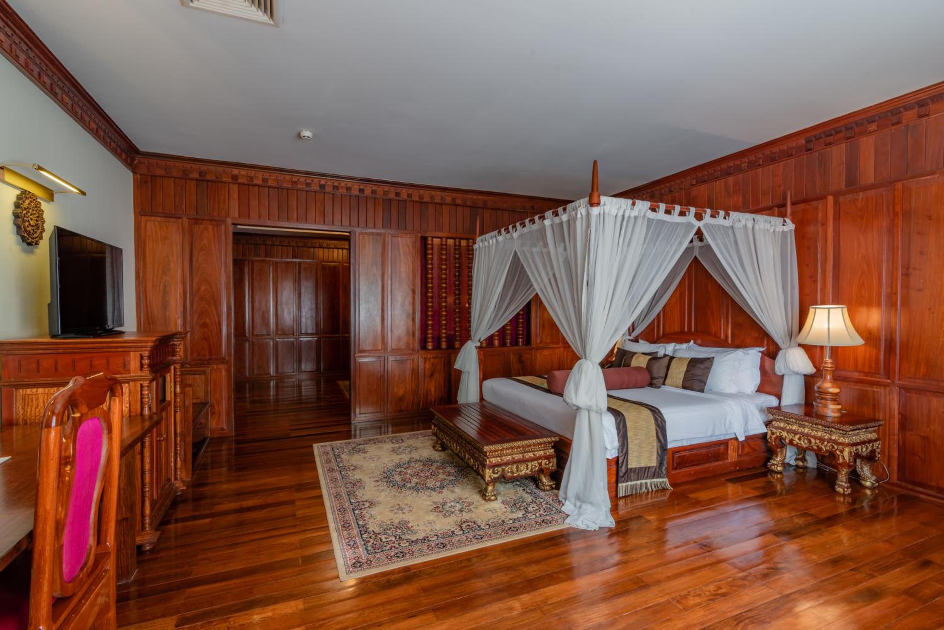 Queen Suite - Photo 11