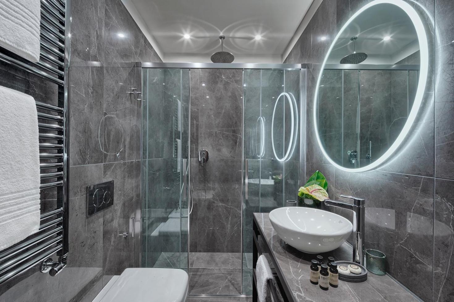 Superior Double Room with Canal View - Photo 11