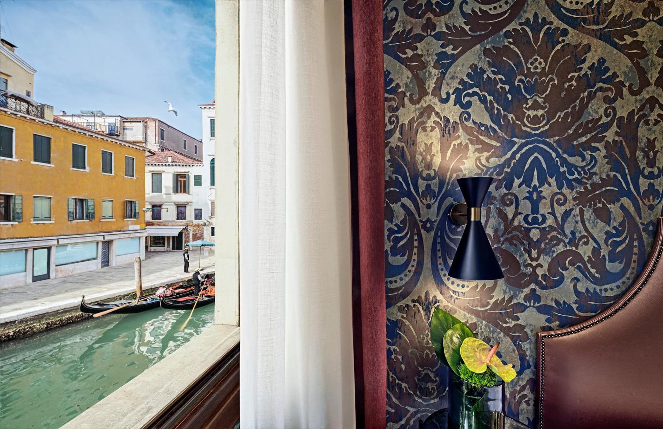 Superior Double Room with Canal View - Photo 7