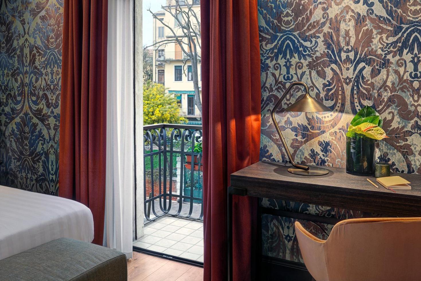Superior Double Room with Canal View - Photo 13