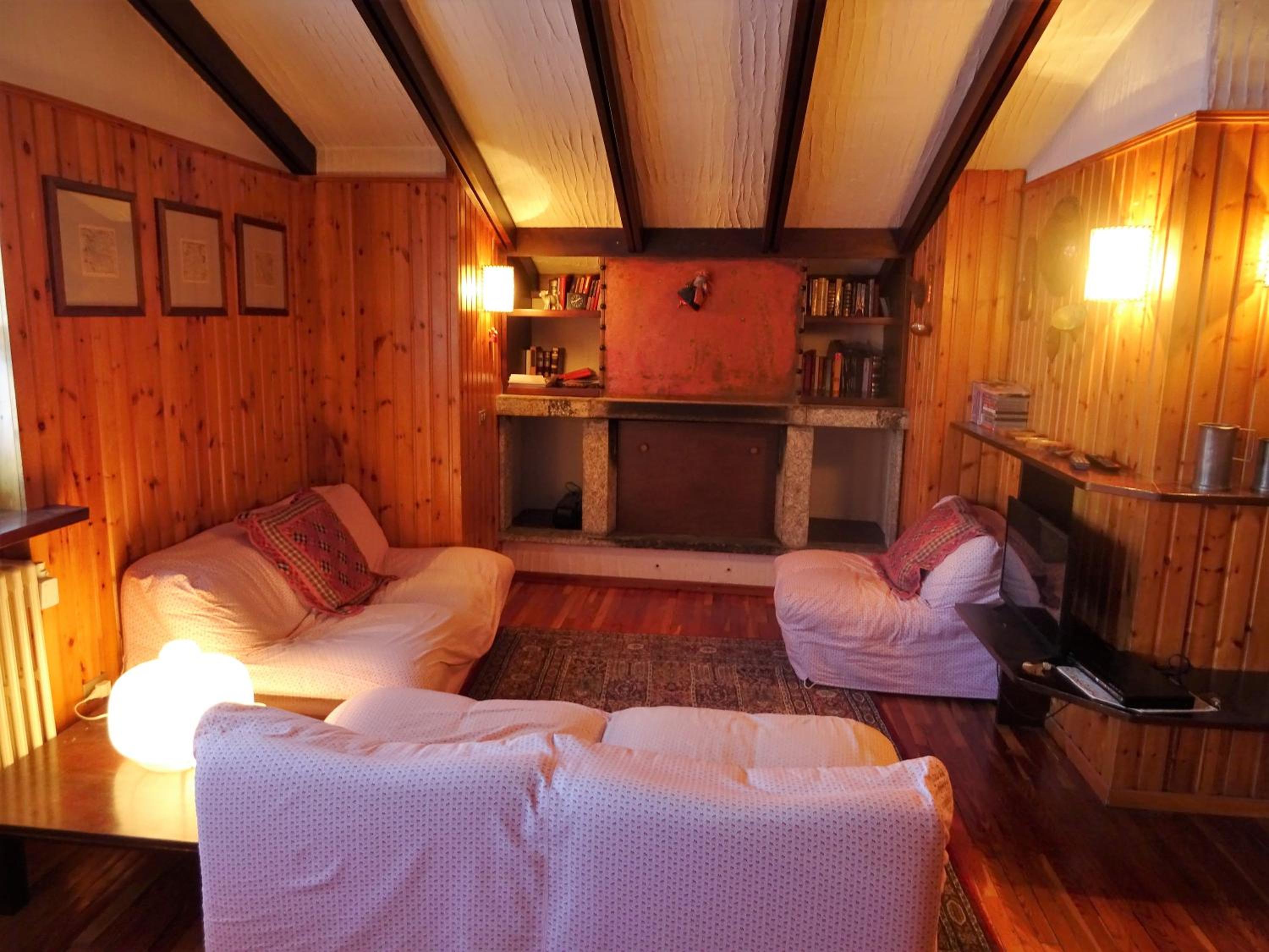 Three-Bedroom House photo 3