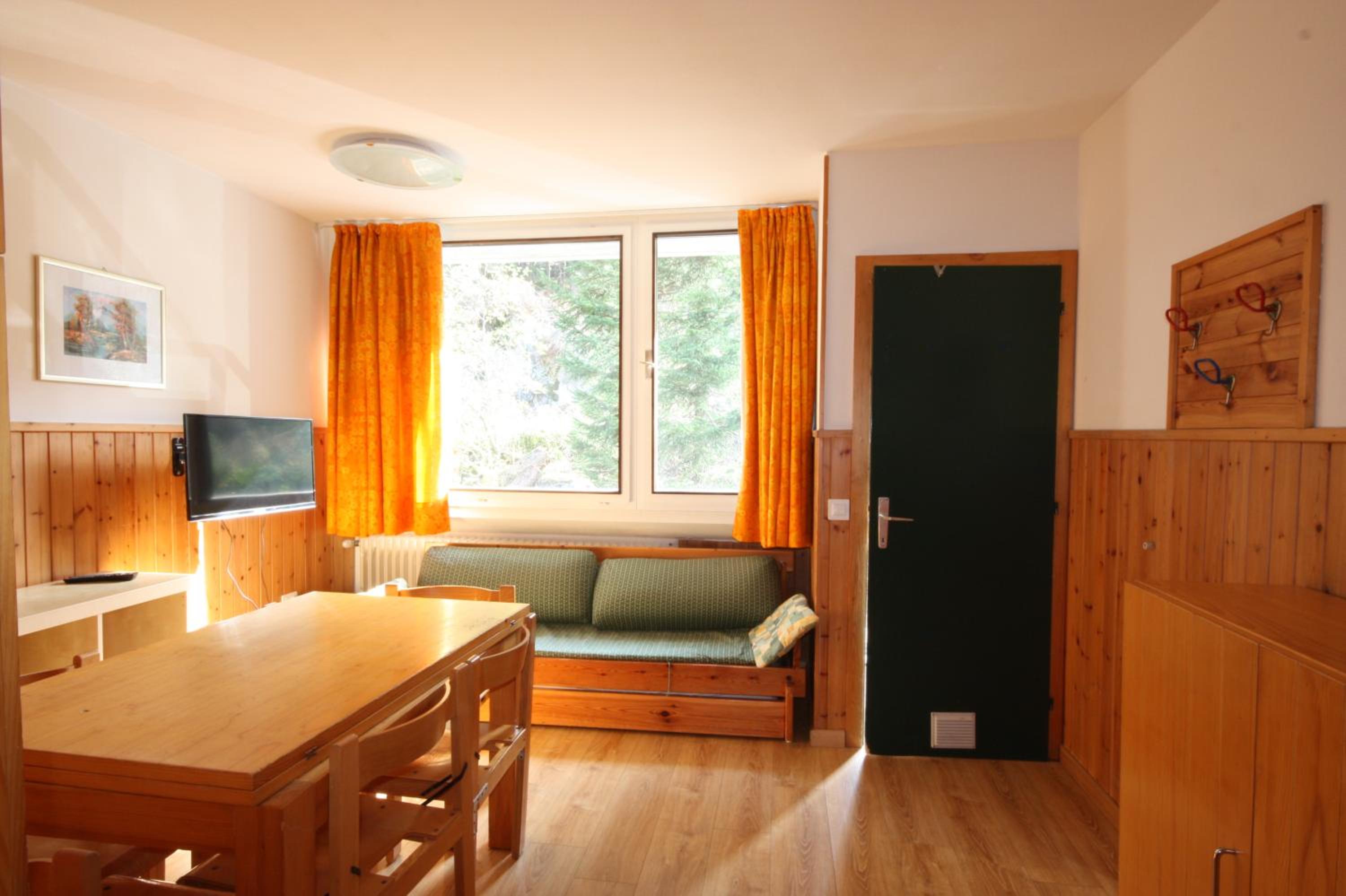 One-Bedroom Apartment (6 Adults) photo 3