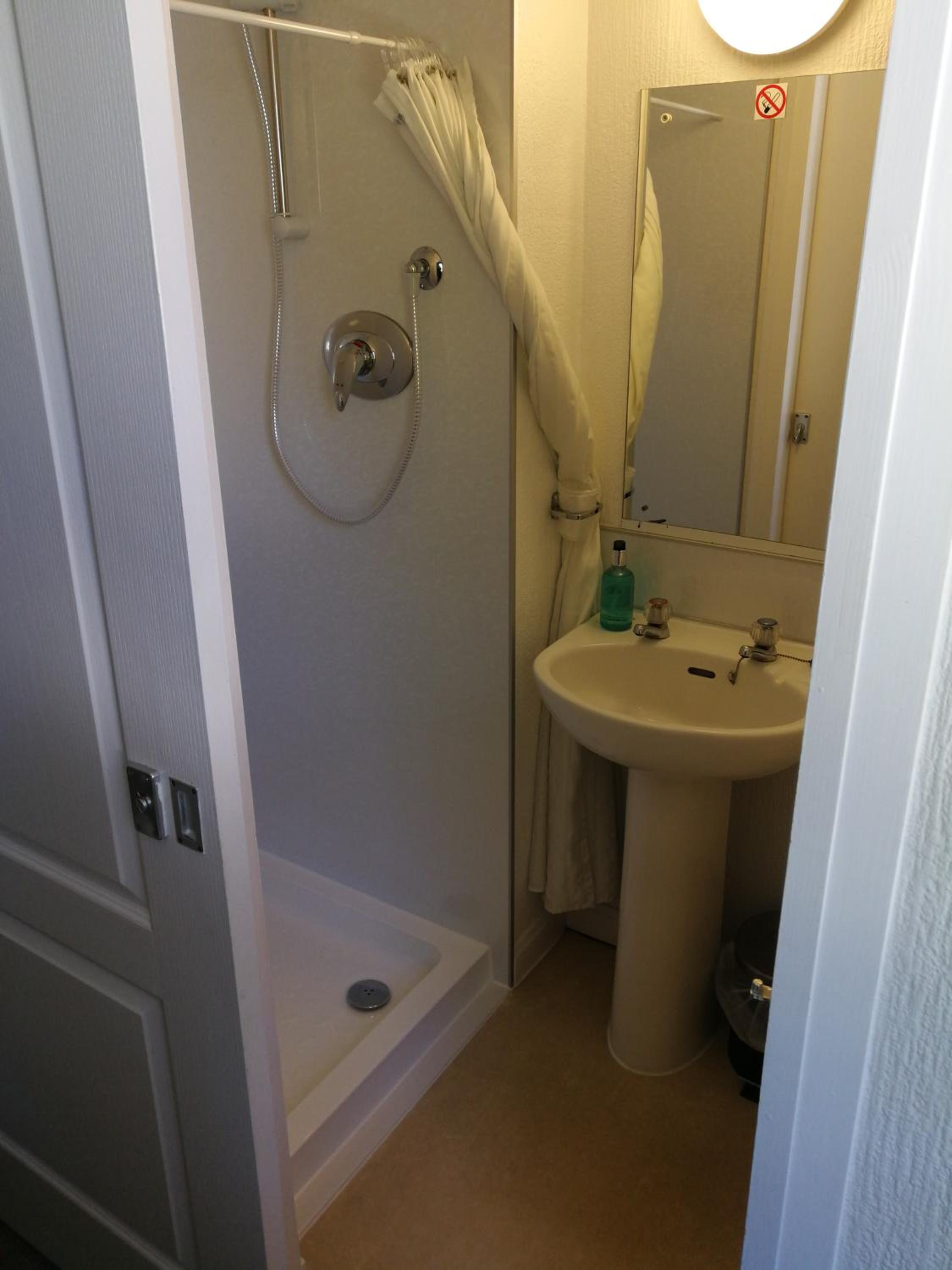 Twin Ensuite - Photo 2